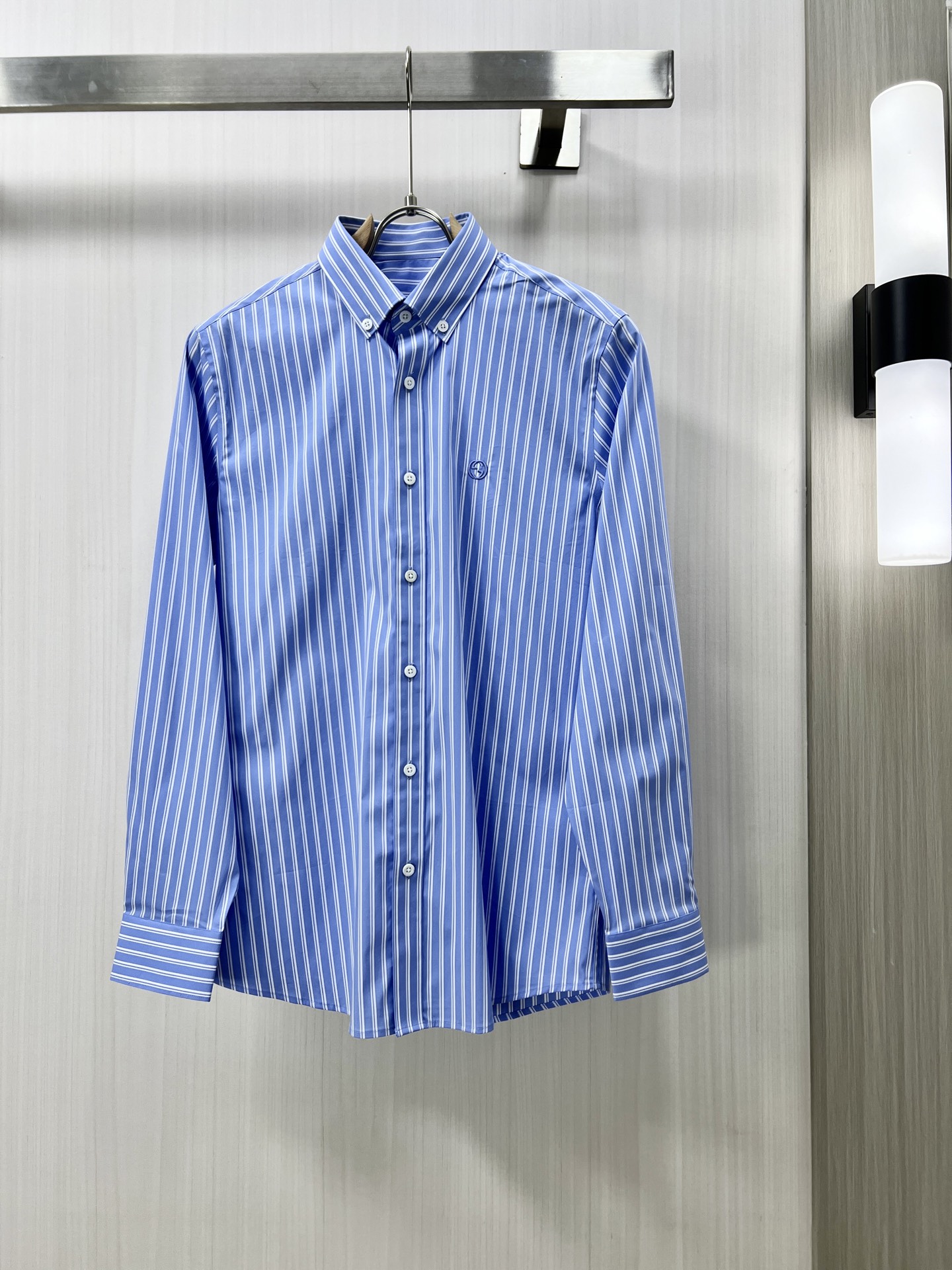 NO:120422,.GUCCI Guqi 25 Early Spring Men's Shirt, Business and Casual Slim Long Sleeve Shirt!  An indispensable item for all men, suitable for business and casual!  A new model with a limited edition in early autumn, a city business style!  The very rare counters are directly supplied to orders for counters, saving a few thousand is not a problem. The style and tailoring of the shirt is even more delicate and plastic, and any man feels like it is tailor-made after he comes on his body!  There is no need for too much primary color decoration, it is extremely simple for men to be charming!  Built with imported organic cotton, the style is more crisp and natural, with extremely comfortable touch and excellent fit!  J size M-3XL, gucci,shirts,alexander wang19860909.GUCCI 古奇 25早春男士衬衫,商务休闲修身款长袖衬衣！ 所有男士必不可缺的一款,宜商务 宜休闲！早秋限量新款,都市商务气质款！ 非常稀有的专柜代工直供柜台的订单,省个大几千不是问题,衬衫的版型剪裁更是精剪塑性,任何一个男士上身后都犹如量身定做一般！不需要过多的原色装饰,对于男士来说极简便是自身魅力！ 客供进口有机棉打造,更显版型的挺括自然,触感极为舒适,贴身性能绝佳！J尺码M-3XL,,gucci,shirts,alexander wang,Men's clothing