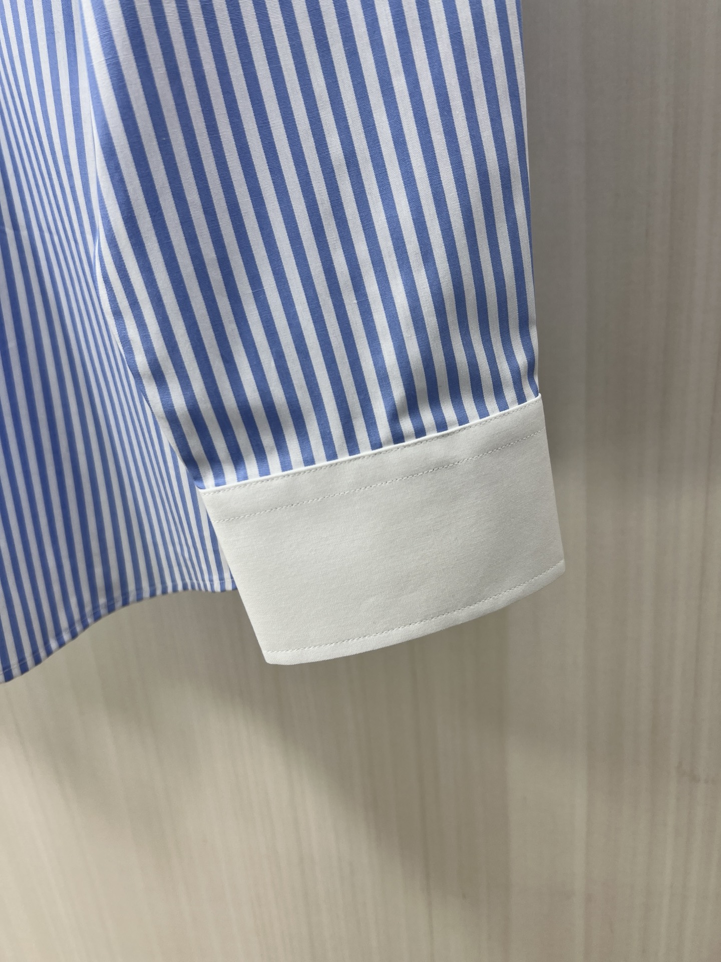 638. Stylish 25-Year-Old Men’s Gucci Shirt for Business and Leisure - 图片 6