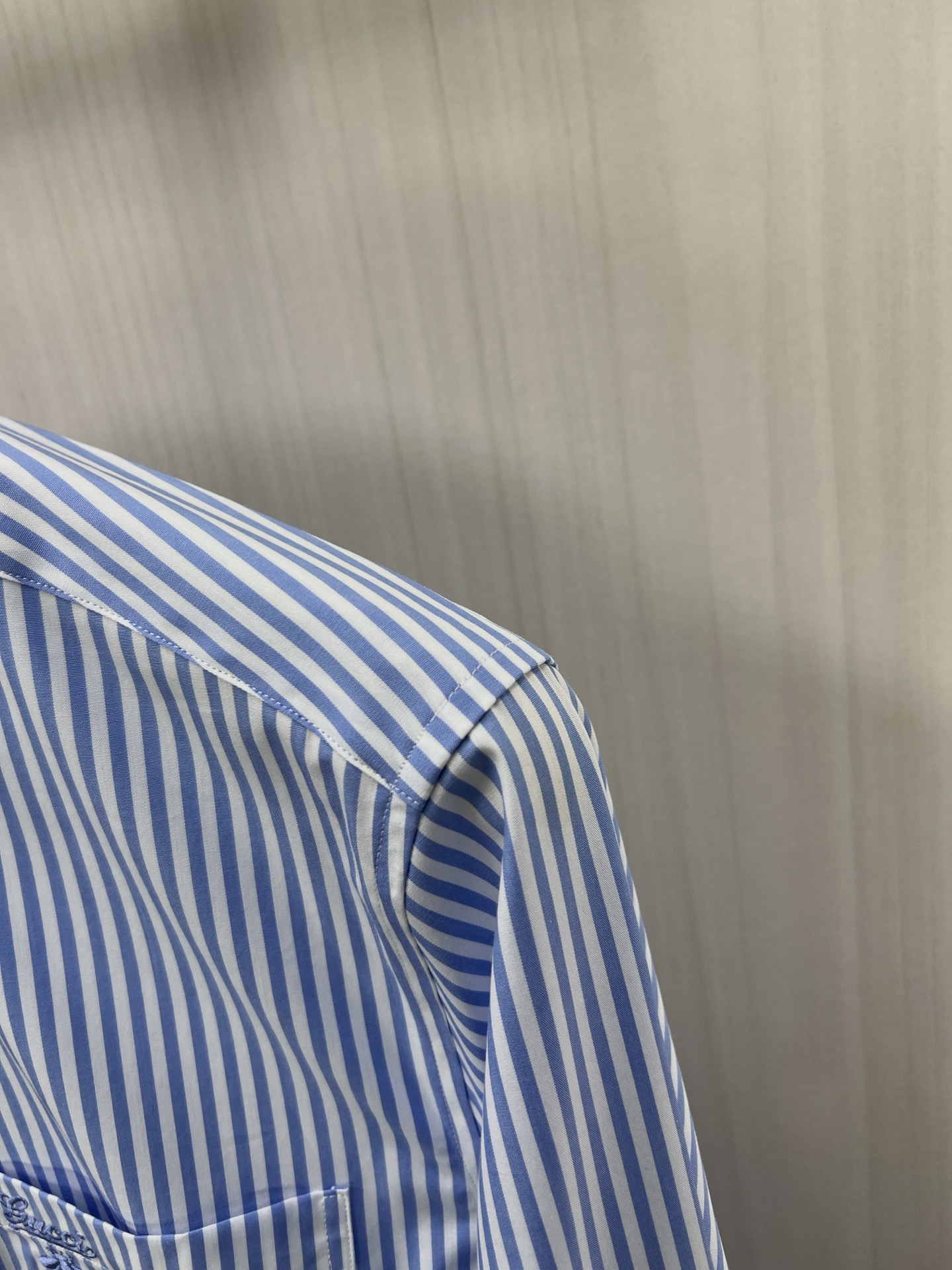 638. Stylish 25-Year-Old Men’s Gucci Shirt for Business and Leisure - 图片 4