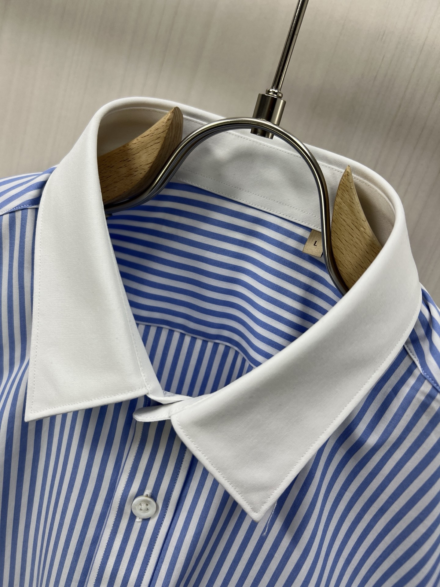 638. Stylish 25-Year-Old Men’s Gucci Shirt for Business and Leisure - 图片 3