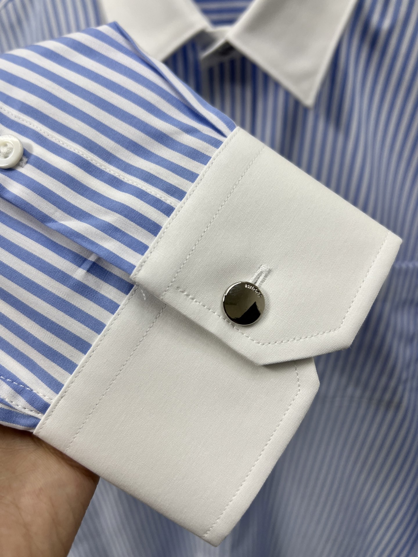 638. Stylish 25-Year-Old Men’s Gucci Shirt for Business and Leisure - 图片 7