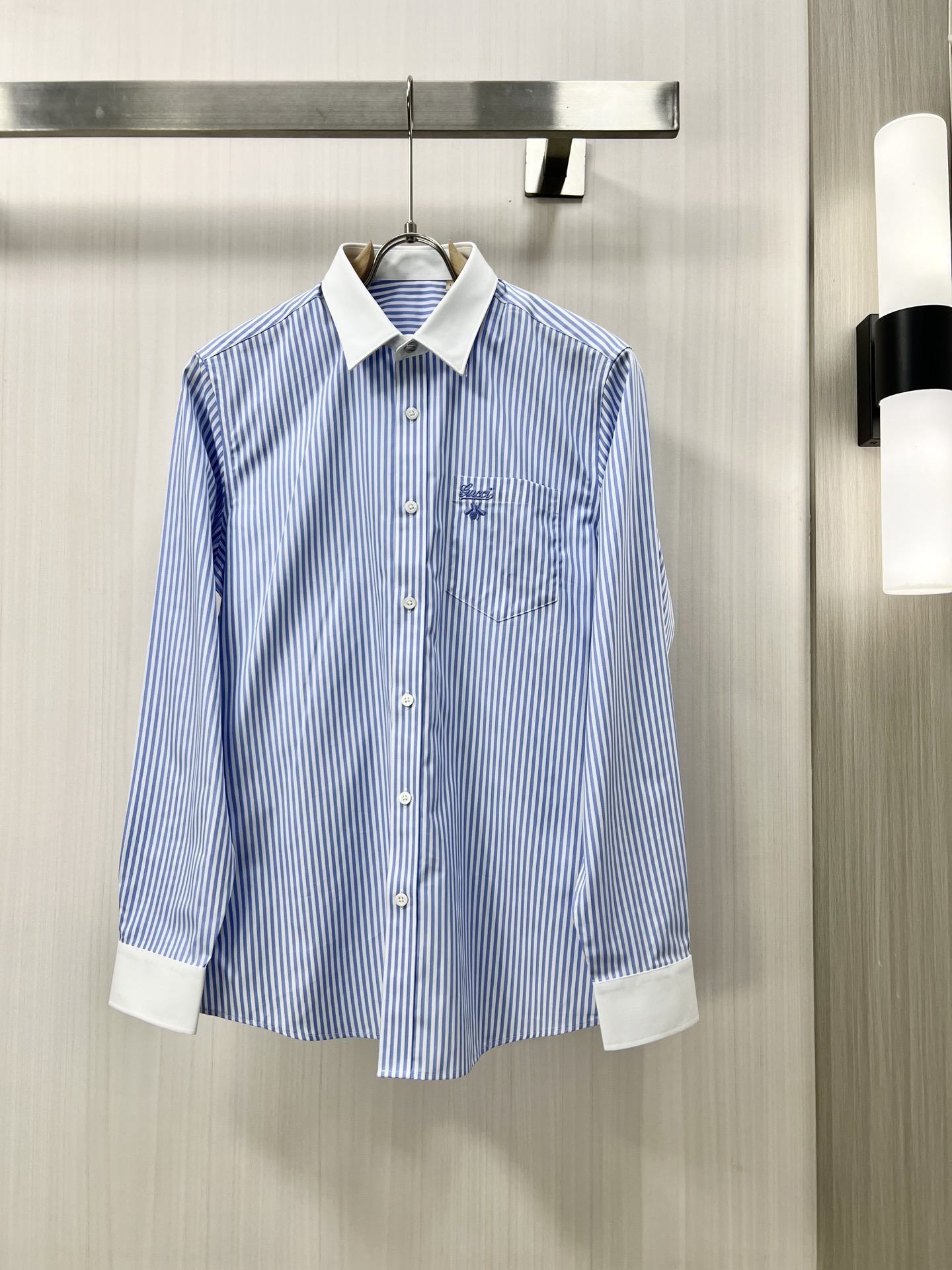 638. Stylish 25-Year-Old Men’s Gucci Shirt for Business and Leisure