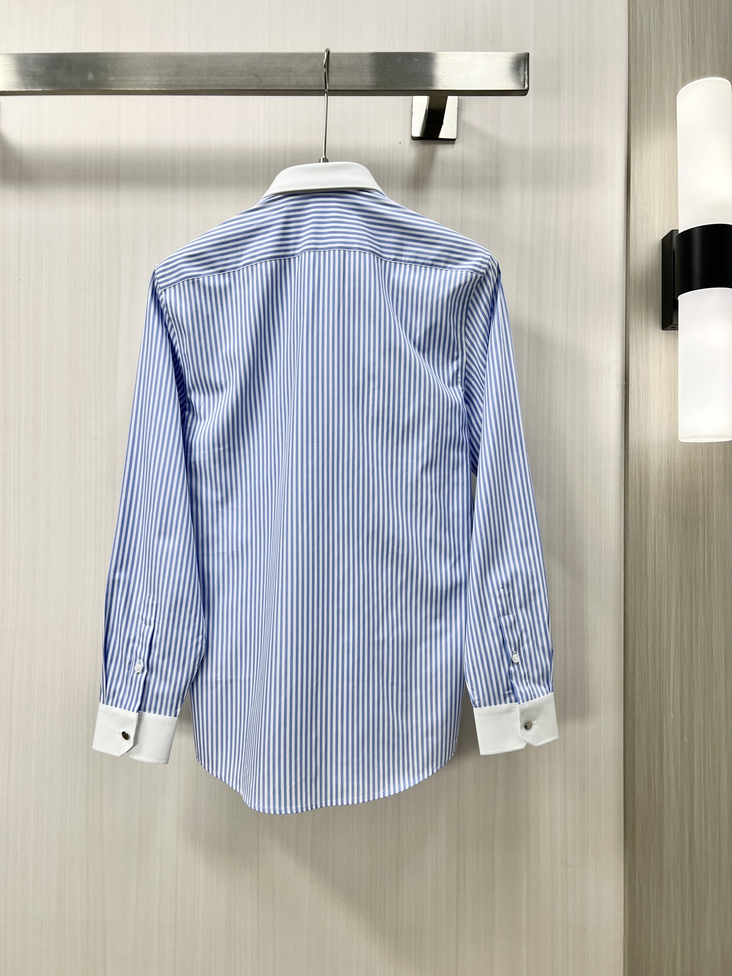 638. Stylish 25-Year-Old Men’s Gucci Shirt for Business and Leisure - 图片 2