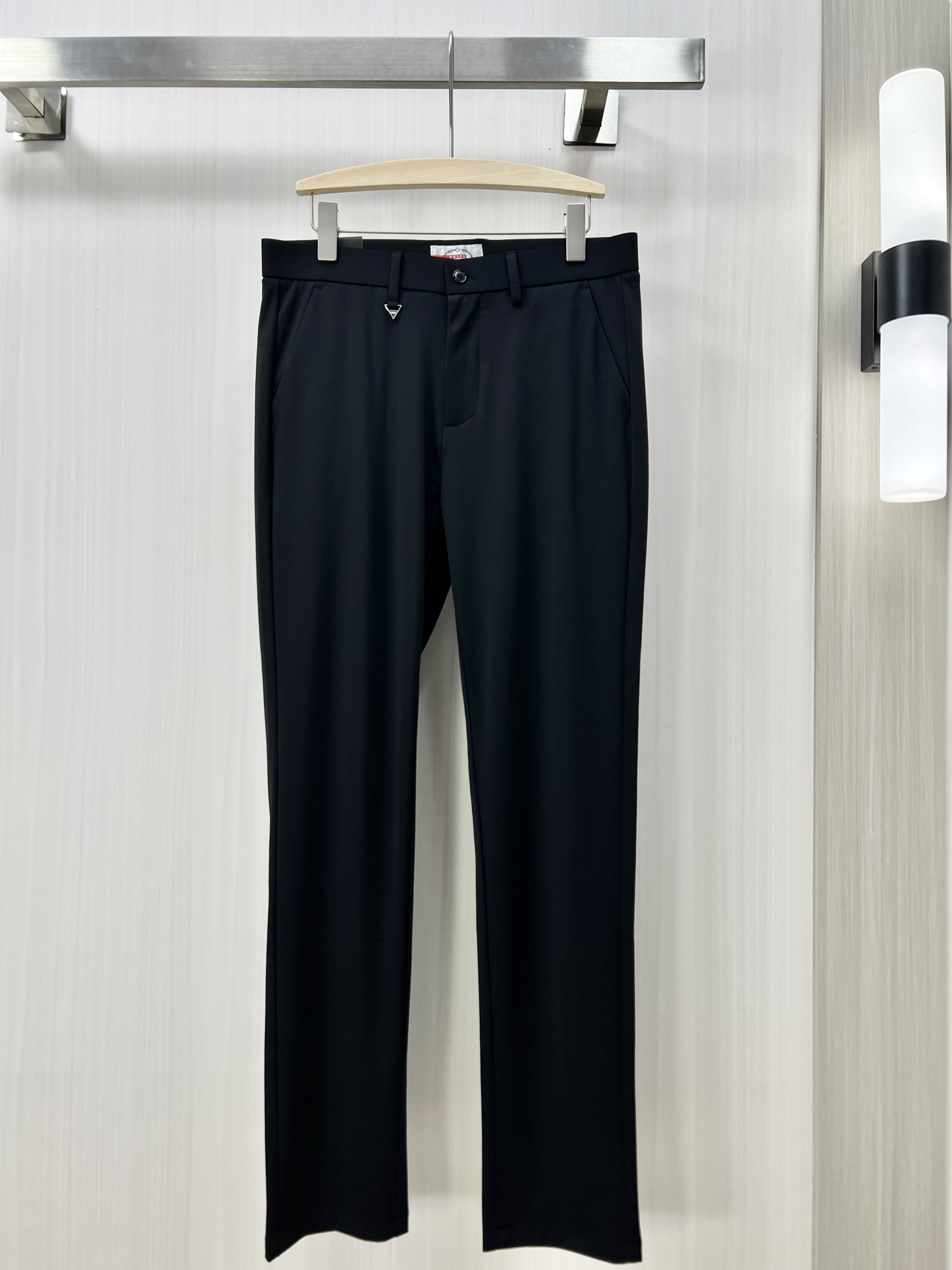 NO:121690,.PRADA Prada High-end quality 25 new men's fashionable casual pants High-quality custom original fabrics, high-quality custom hardware accessories Special touch and super texture Comfortable and soft breathable Casual and loose fit wm Size 30-38,,prada,prada,alexander wang19860909.PRADA 普拉达 高端品质 25新款男士时尚休闲裤 高品质定制原版面料、高品质定制五金配件 皮肤特别手感、超级质感 舒适柔软透气 休闲宽松版型wm 尺码30-38,,prada,prada,alexander wang,Men's clothing