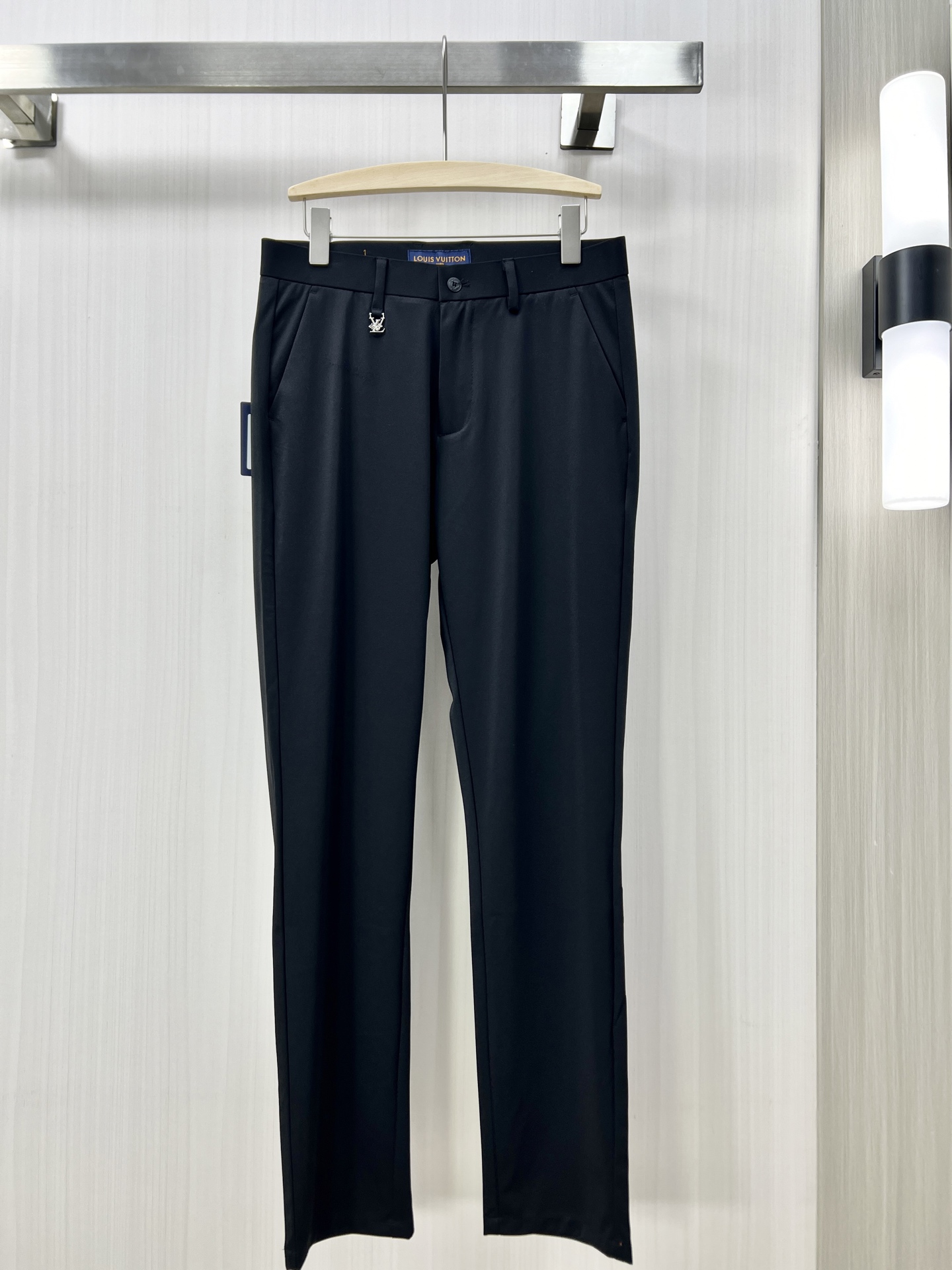 NO:141714,.1v high-end quality 25 new men's fashionable casual pants High-quality custom original fabrics, high-quality custom hardware accessories Special touch and super texture Comfortable and soft breathable Casual and loose fit wm Size 30-38,,alexander wang19860909.1v 高端品质 25新款男士时尚休闲裤 高品质定制原版面料、高品质定制五金配件 皮肤特别手感、超级质感 舒适柔软透气 休闲宽松版型wm 尺码30-38,,alexander wang,Men's clothing