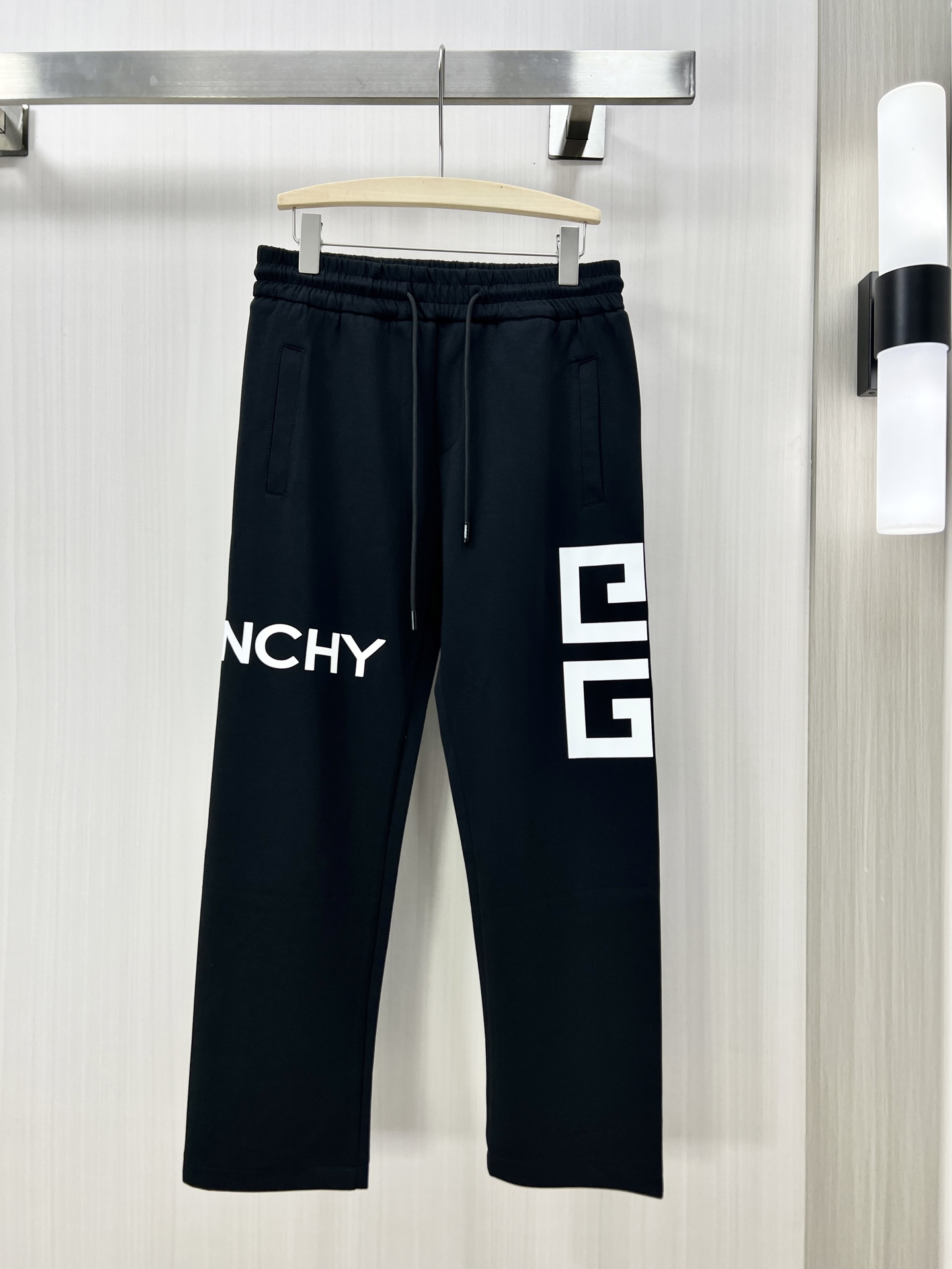NO:123619,.Givenchy Givenchy 2025s spring and summer new air-layer cotton drawstring sweatpants, classic printed logo for men, fashionable sports and casual drawstring sweatpants!  It is made of 260g manba cotton material for customer supply, which feels soft and comfortable, is crisp and drooping, and is very comfortable to wear. Whether you are relaxing at home or outdoor sports, you can make people feel relaxed and comfortable!  The iconic letter logo on the front of the trouser is extremely craftsmanship, with extremely high detail and excellent overall style and craftsmanship!  The drawstring design has a very casual and dynamic combination of elastic waist and trousers. It is fashionable and versatile behind the body, which can well modify the leg shape!  F code number: 48-56, given , given , given , alexander wang19860909.Givenchy 纪梵希 2025s春夏新款空气层棉质抽绳卫裤,男士经典印花徽标时尚运动休闲抽绳卫裤！采用客供进口260g嫚巴棉材质,手感柔软舒适,挺括且垂感十足,穿着上身非常舒适,无论是在家中休闲还是户外运动,都能让人感到轻松自在！裤身前幅标志性字母标识,极具工艺秀作,细节精细度极高,整体风格及工艺达到了绝佳效果！抽绳设计弹力腰边及裤脚极具休闲动感搭配,上身后时髦百搭,能很好的修饰腿型！F码数:48-56,,givenchy,givenchy,alexander wang,Men's clothing