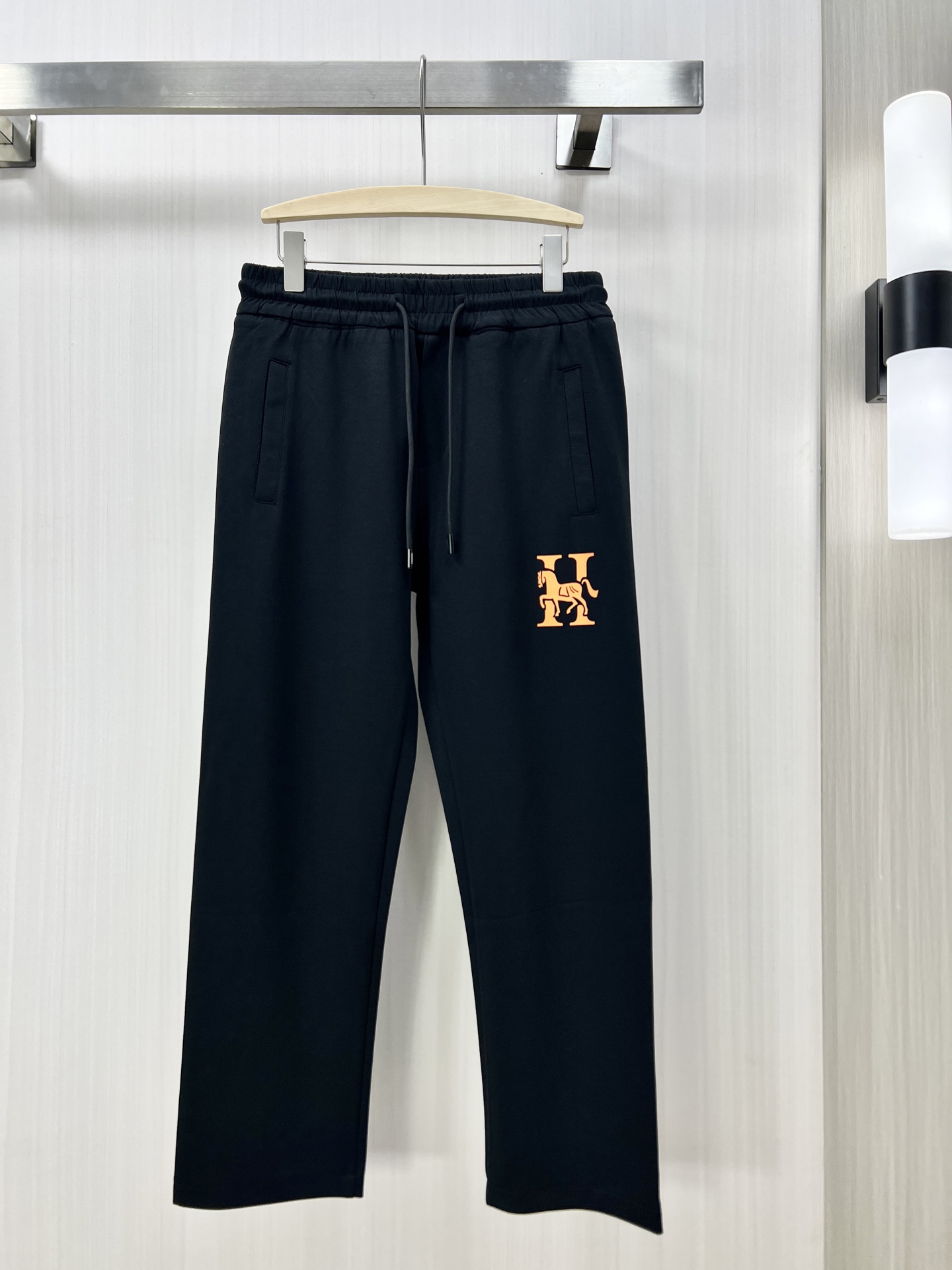 NO:123622,.Hermès 2025s spring and summer new air-layer cotton drawstring sweatpants, classic printed logo for men, fashionable sports and casual drawstring sweatpants!  It is made of 260g manba cotton material for customer supply, which feels soft and comfortable, is crisp and drooping, and is very comfortable to wear. Whether you are relaxing at home or outdoor sports, you can make people feel relaxed and comfortable!  The iconic letter logo on the front of the trouser is extremely craftsmanship, with extremely high detail and excellent overall style and craftsmanship!  The drawstring design has a very casual and dynamic combination of elastic waist and trousers. It is fashionable and versatile behind the body, which can well modify the leg shape!  F code number: 48-56, hermes, hermes, alexander wang19860909.Hermès 爱马仕 2025s春夏新款空气层棉质抽绳卫裤,男士经典印花徽标时尚运动休闲抽绳卫裤！采用客供进口260g嫚巴棉材质,手感柔软舒适,挺括且垂感十足,穿着上身非常舒适,无论是在家中休闲还是户外运动,都能让人感到轻松自在！裤身前幅标志性字母标识,极具工艺秀作,细节精细度极高,整体风格及工艺达到了绝佳效果！抽绳设计弹力腰边及裤脚极具休闲动感搭配,上身后时髦百搭,能很好的修饰腿型！F码数:48-56,,hermes,hermes,alexander wang,Men's clothing