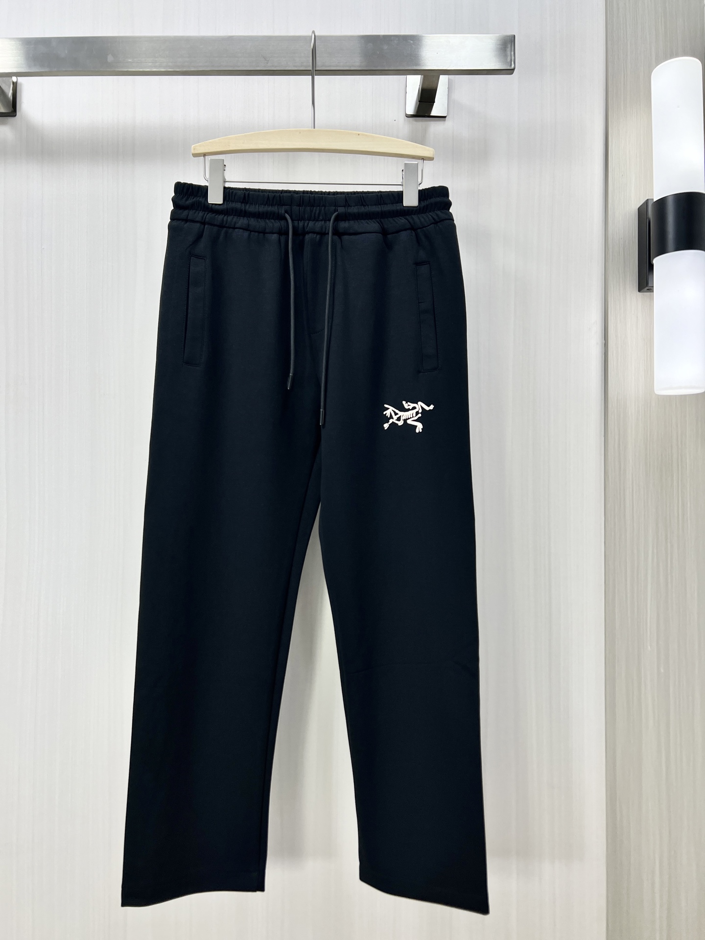 NO:123625,.ARCTERYX 2025s spring and summer new air-layer cotton drawstring sweatpants, classic printed logo for men, fashionable sports and casual drawstring sweatpants!  It is made of 260g manba cotton material for customer supply, which feels soft and comfortable, is crisp and drooping, and is very comfortable to wear. Whether you are relaxing at home or outdoor sports, you can make people feel relaxed and comfortable!  The iconic letter logo on the front of the trouser is extremely craftsmanship, with extremely high detail and excellent overall style and craftsmanship!  The drawstring design has a very casual and dynamic combination of elastic waist and trousers. It is fashionable and versatile behind the body, which can well modify the leg shape!  F code number: 48-56,arc'teryx,alexander wang19860909.ARCTERYX 始祖鸟 2025s春夏新款空气层棉质抽绳卫裤,男士经典印花徽标时尚运动休闲抽绳卫裤！采用客供进口260g嫚巴棉材质,手感柔软舒适,挺括且垂感十足,穿着上身非常舒适,无论是在家中休闲还是户外运动,都能让人感到轻松自在！裤身前幅标志性字母标识,极具工艺秀作,细节精细度极高,整体风格及工艺达到了绝佳效果！抽绳设计弹力腰边及裤脚极具休闲动感搭配,上身后时髦百搭,能很好的修饰腿型！F码数:48-56,arc'teryx,alexander wang,Men's clothing