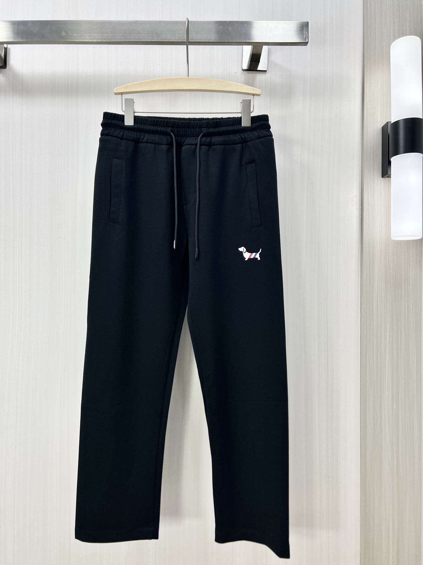 NO:123628,.THOM BROEMNE 2025s spring and summer new air layer cotton drawstring sweatpants, classic printed logo for men, fashionable sports and casual drawstring sweatpants!  It is made of 260g manba cotton material for customer supply, which feels soft and comfortable, is crisp and drooping, and is very comfortable to wear. Whether you are relaxing at home or outdoor sports, you can make people feel relaxed and comfortable!  The iconic letter logo on the front of the trouser is extremely craftsmanship, with extremely high detail and excellent overall style and craftsmanship!  The drawstring design has a very casual and dynamic combination of elastic waist and trousers. It is fashionable and versatile behind the body, which can well modify the leg shape!  F code number: 48-56, alexander wang19860909.THOM BROEMNE 2025s春夏新款空气层棉质抽绳卫裤,男士经典印花徽标时尚运动休闲抽绳卫裤！采用客供进口260g嫚巴棉材质,手感柔软舒适,挺括且垂感十足,穿着上身非常舒适,无论是在家中休闲还是户外运动,都能让人感到轻松自在！裤身前幅标志性字母标识,极具工艺秀作,细节精细度极高,整体风格及工艺达到了绝佳效果！抽绳设计弹力腰边及裤脚极具休闲动感搭配,上身后时髦百搭,能很好的修饰腿型！F码数:48-56,,alexander wang,Men's clothing