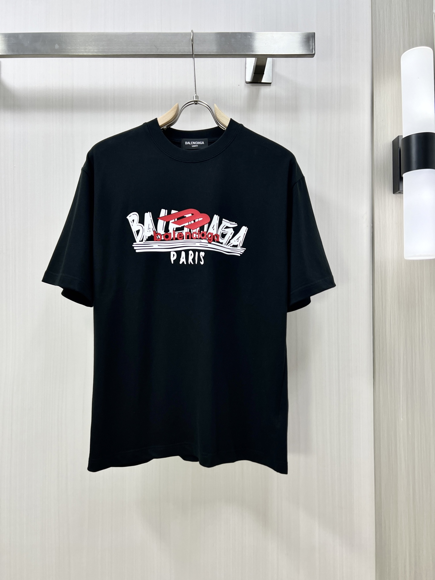 NO:123606,.BALENCIAGA 2025 spring and summer new product is launched in the market for fashionable classic round neck short-sleeved fashion item design, more fashionable and comfortable, high-standard customization, very stylish upper body, classic LOGO pattern on the chest brand customer-supplied auxiliary materials, customer-supplied imported high-end fabric with very delicate texture, exquisite details and exquisite craftsmanship, extremely shaping item, can be matched with any fashion, super good style, a must-have item for trendy men kk counter size: M-2xl shipped the next day!  ,balenciaga,balenciaga,T-shirt,alexander wang19860909.BALENCIAGA 巴黎世家 2025春夏新品上市时尚经典圆领短袖时尚单品设计,更加时尚舒适,高标准定制,上身非常有型,胸前品牌经典LOGO 图案 客供辅料,客供进口高档面料质感非常细腻,细节工艺精湛考究,塑造性极高的一款单品,任何时装都可以搭配,版型超级好 潮男必备单品 kk专柜尺码:M-2xl 隔天出货！,,balenciaga,balenciaga,T-shirt,alexander wang,Men's clothing