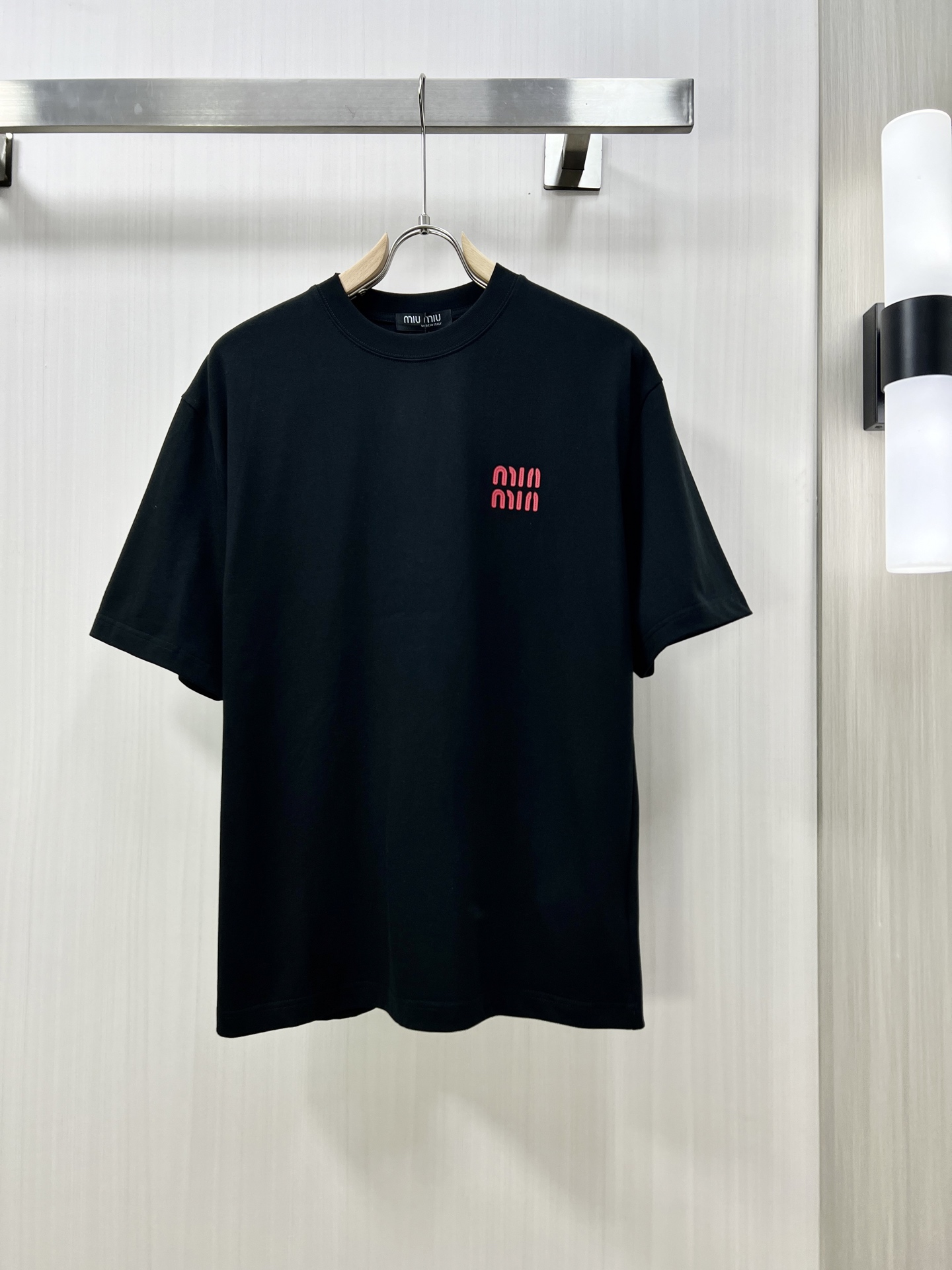 NO:123607,.MIUMIU 2025 spring and summer new product is launched in the market. Fashionable classic round neck short-sleeved fashion item design, more fashionable and comfortable, high-standard customization, very stylish upper body, classic LOGO pattern on the chest brand customer-supplied auxiliary materials, imported high-end fabrics with very delicate texture, exquisite details and exquisite craftsmanship, and extremely shaping items, which can be matched with any fashion, and the style is super good. A must-have item for trendy men kk counter size: M-2xl shipped the next day!  ,miumiu,T-shirt,alexander wang19860909.MIUMIU 2025春夏新品上市时尚经典圆领短袖时尚单品设计,更加时尚舒适,高标准定制,上身非常有型,胸前品牌经典LOGO 图案 客供辅料,客供进口高档面料质感非常细腻,细节工艺精湛考究,塑造性极高的一款单品,任何时装都可以搭配,版型超级好 潮男必备单品 kk专柜尺码:M-2xl 隔天出货！,,miumiu,T-shirt,alexander wang,Men's clothing