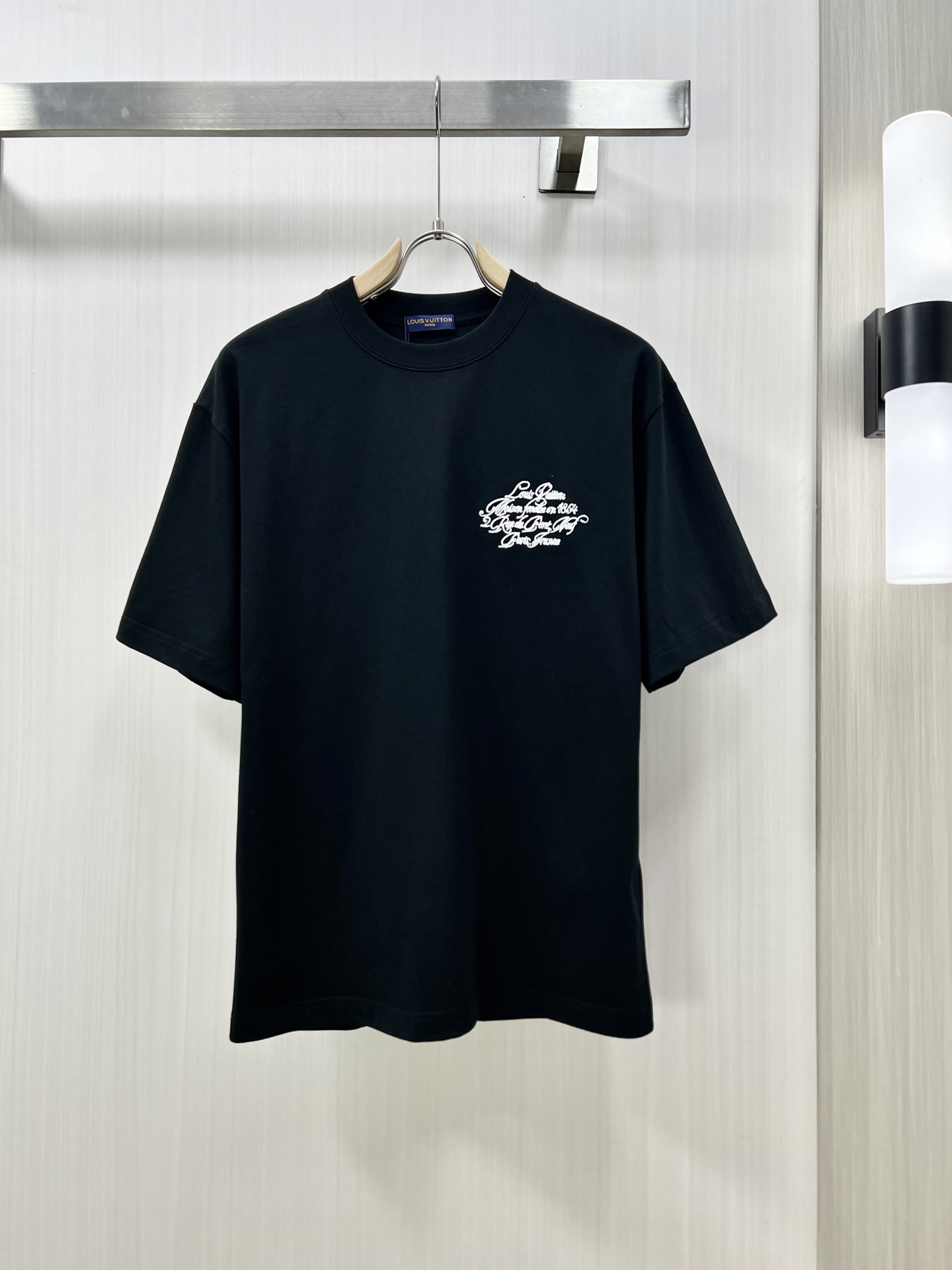 NO:123631,.1v 2025 spring and summer new products are launched in the market. Fashionable classic round neck short-sleeved fashion item design, more fashionable and comfortable, high-standard customization, very stylish upper body, classic LOGO pattern on the chest brand customer-supplied auxiliary materials, imported high-end fabrics with very delicate texture, exquisite details and exquisite craftsmanship, extremely shaping item, can be matched with any fashion, super good style, a must-have item for trendy men kk counter size: M-2xl shipped the next day!  ,T-shirt,alexander wang19860909.1v 2025春夏新品上市时尚经典圆领短袖时尚单品设计,更加时尚舒适,高标准定制,上身非常有型,胸前品牌经典LOGO 图案 客供辅料,客供进口高档面料质感非常细腻,细节工艺精湛考究,塑造性极高的一款单品,任何时装都可以搭配,版型超级好 潮男必备单品 kk专柜尺码:M-2xl 隔天出货！,,T-shirt,alexander wang,Men's clothing