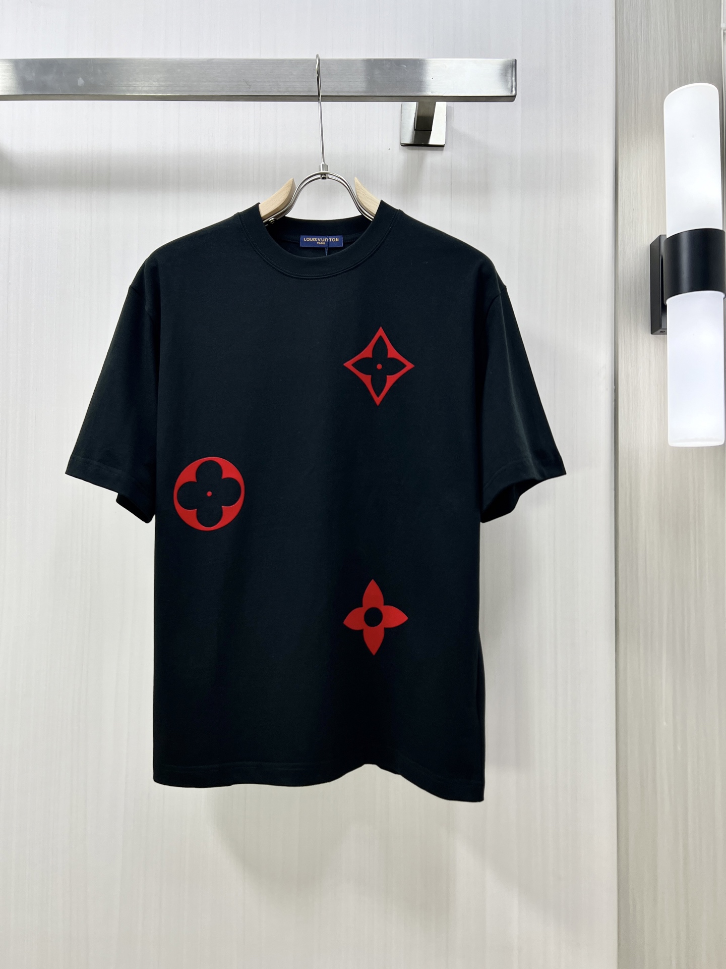 NO:123611,.1v 2025 spring and summer new products are launched in the market. Fashionable classic round neck short-sleeved fashion item design, more fashionable and comfortable, high-standard customization, very stylish upper body, classic LOGO pattern on the chest brand customer-supplied auxiliary materials, imported high-end fabrics with very delicate texture, exquisite details and exquisite craftsmanship, extremely shaping item, can be matched with any fashion, super good style, a must-have item for trendy men kk counter size: M-2xl shipped the next day!  ,T-shirt,alexander wang19860909.1v 2025春夏新品上市时尚经典圆领短袖时尚单品设计,更加时尚舒适,高标准定制,上身非常有型,胸前品牌经典LOGO 图案 客供辅料,客供进口高档面料质感非常细腻,细节工艺精湛考究,塑造性极高的一款单品,任何时装都可以搭配,版型超级好 潮男必备单品 kk专柜尺码:M-2xl 隔天出货！,,T-shirt,alexander wang,Men's clothing