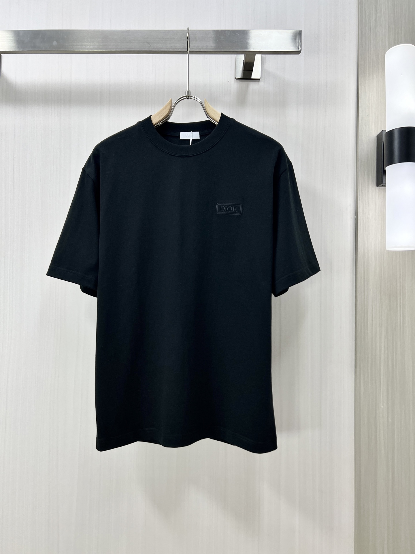 NO:123634,.DIOR 2025 spring and summer new product is launched in the market. Fashionable classic round neck short-sleeved fashion item design, more fashionable and comfortable, high-standard customization, very stylish upper body, classic LOGO pattern on the chest brand customer-supplied auxiliary materials, imported high-end fabrics with very delicate texture, exquisite details and exquisite craftsmanship, and extremely shaping items, which can be matched with any fashion, and the style is super good. A must-have item for trendy men kk counter size: M-2xl shipped the next day!  ,dior,dior,T-shirt,alexander wang19860909.DIOR 迪奥 2025春夏新品上市时尚经典圆领短袖时尚单品设计,更加时尚舒适,高标准定制,上身非常有型,胸前品牌经典LOGO 图案 客供辅料,客供进口高档面料质感非常细腻,细节工艺精湛考究,塑造性极高的一款单品,任何时装都可以搭配,版型超级好 潮男必备单品 kk专柜尺码:M-2xl 隔天出货！,,dior,dior,T-shirt,alexander wang,Men's clothing