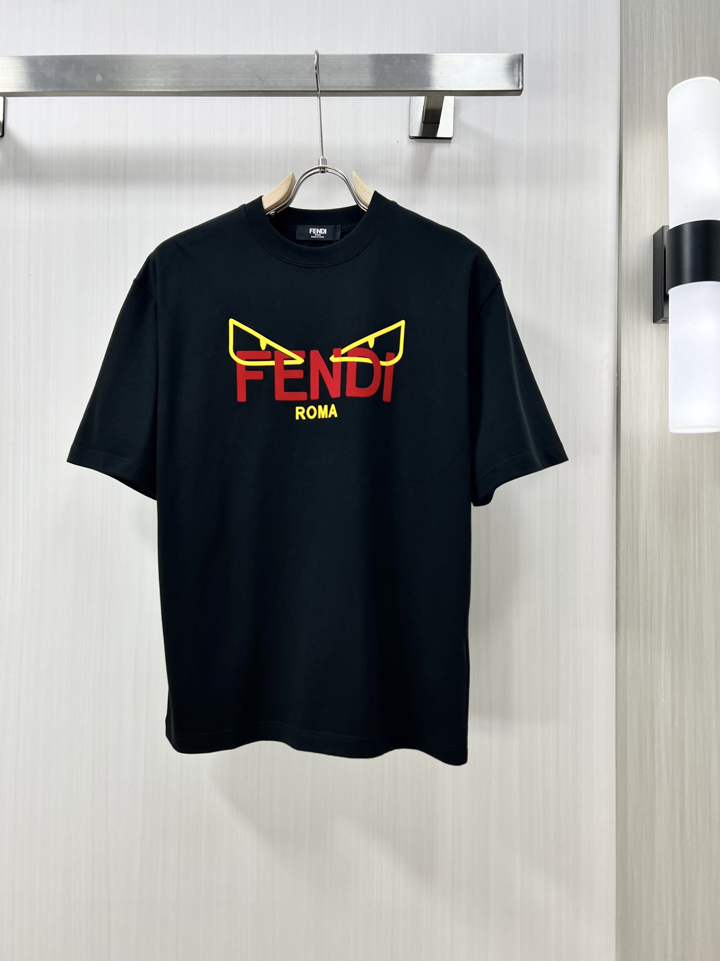 NO:123637,.FENDI FENDI 2025 spring and summer new product is launched in the market for fashionable classic round neck short-sleeved fashion item design, more fashionable and comfortable, high-standard customization, very stylish upper body, classic LOGO pattern on the chest brand customer-supplied auxiliary materials, imported high-end fabrics with very delicate texture, exquisite details and exquisite craftsmanship, and extremely shaping items, which can be matched with any fashion, and the style is super good. A must-have item for trendy men kk counter size: M-2xl shipped the next day!  ,fendi,fendi,T-shirt,alexander wang19860909.FENDI 芬迪 2025春夏新品上市时尚经典圆领短袖时尚单品设计,更加时尚舒适,高标准定制,上身非常有型,胸前品牌经典LOGO 图案 客供辅料,客供进口高档面料质感非常细腻,细节工艺精湛考究,塑造性极高的一款单品,任何时装都可以搭配,版型超级好 潮男必备单品 kk专柜尺码:M-2xl 隔天出货！,,fendi,fendi,T-shirt,alexander wang,Men's clothing