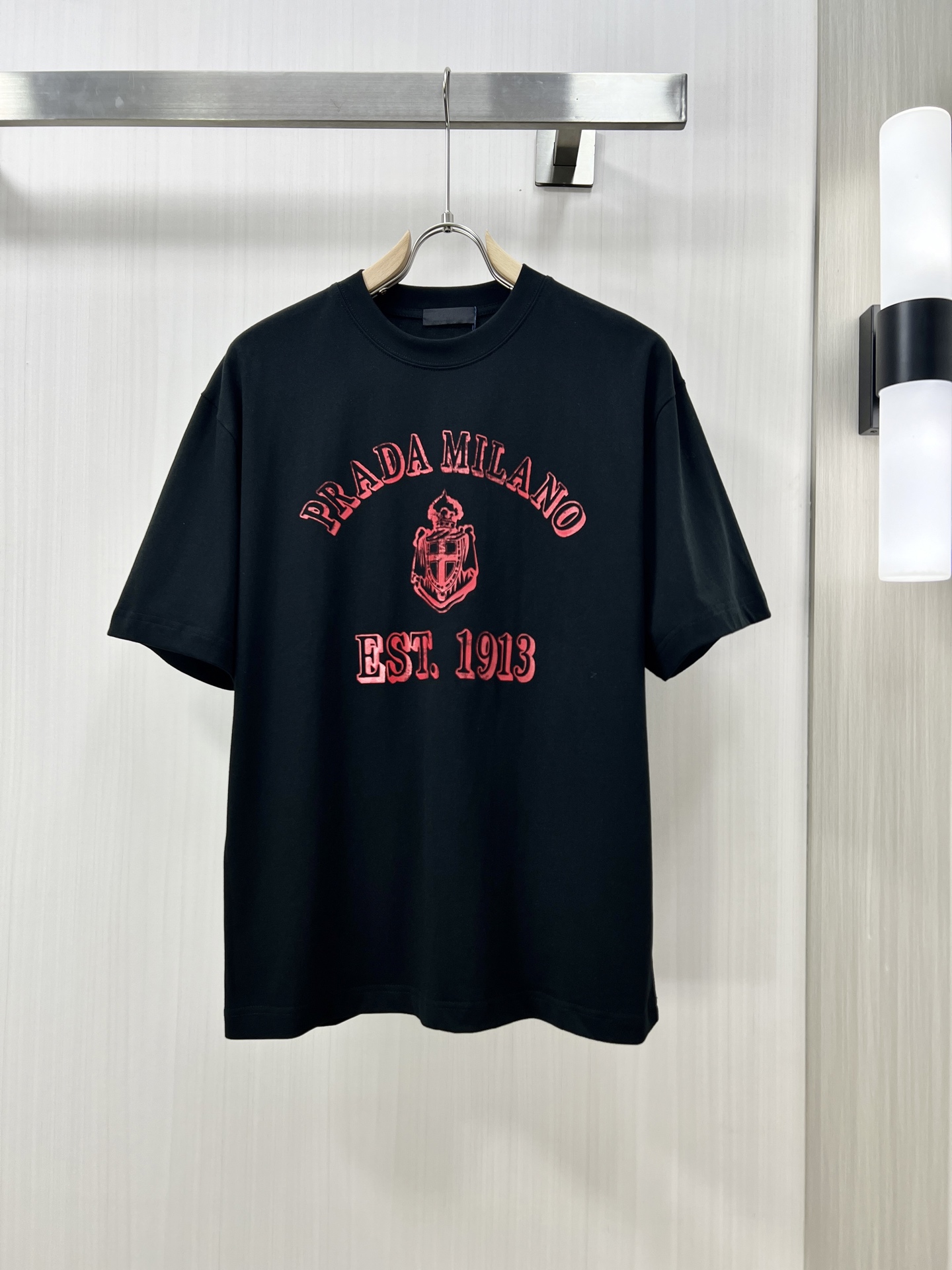 NO:123640,.PRADA Prada 2025 spring and summer new product is launched in the market. Fashionable classic round neck short-sleeved fashion item design, more fashionable and comfortable, high-standard customization, very stylish upper body, classic LOGO pattern on the chest brand customer-supplied auxiliary materials, customer-supplied imported high-end fabric with very delicate texture, exquisite details and exquisite craftsmanship, extremely shaping item, can be matched with any fashion, super good style, a must-have item for trendy men kk counter size: M-2xl shipped the next day!  ,,prada,prada,T-shirt,alexander wang19860909.PRADA 普拉达 2025春夏新品上市时尚经典圆领短袖时尚单品设计,更加时尚舒适,高标准定制,上身非常有型,胸前品牌经典LOGO 图案 客供辅料,客供进口高档面料质感非常细腻,细节工艺精湛考究,塑造性极高的一款单品,任何时装都可以搭配,版型超级好 潮男必备单品 kk专柜尺码:M-2xl 隔天出货！,,prada,prada,T-shirt,alexander wang,Men's clothing