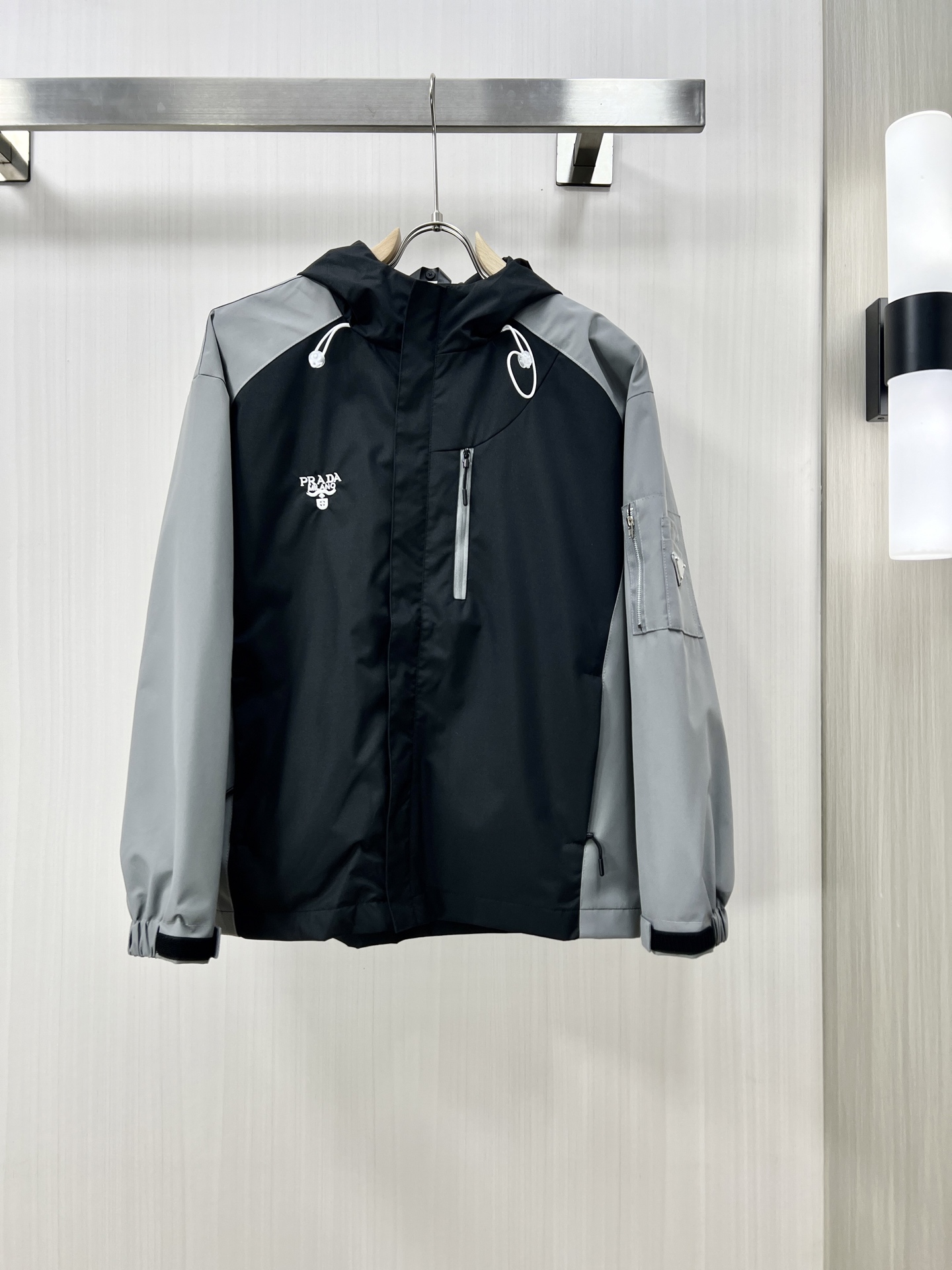 NO:123616,.PRADA 2025 autumn new men's jacket, original single three-standard full high-end version!  High-quality counter fabrics are breathable and comfortable, with impeccable details, brand elements design concept, exquisite workmanship and complex craftsmanship, professional purchasing grades reflect high quality. They feel delicate and soft, present casual cut, and the upper body style is superb!  Produced by FJ Number of codes: S-3XL, prada, prada, jackets & coats, jackets & coats, alexander wang19860909.PRADA 普拉达 2025开秋新款男士夹克外套,原单三标齐全高端版本！高定专柜面料 透气舒适度高,细节无可挑剔,品牌元素设计理念,做工考究工艺复杂,专业代购级体现高品质.手感细腻柔软,呈现休闲裁剪,上身版型超赞！ FJ出品 码数:S-3XL,,prada,prada,jackets & coats,jackets & coats,alexander wang,Men's clothing