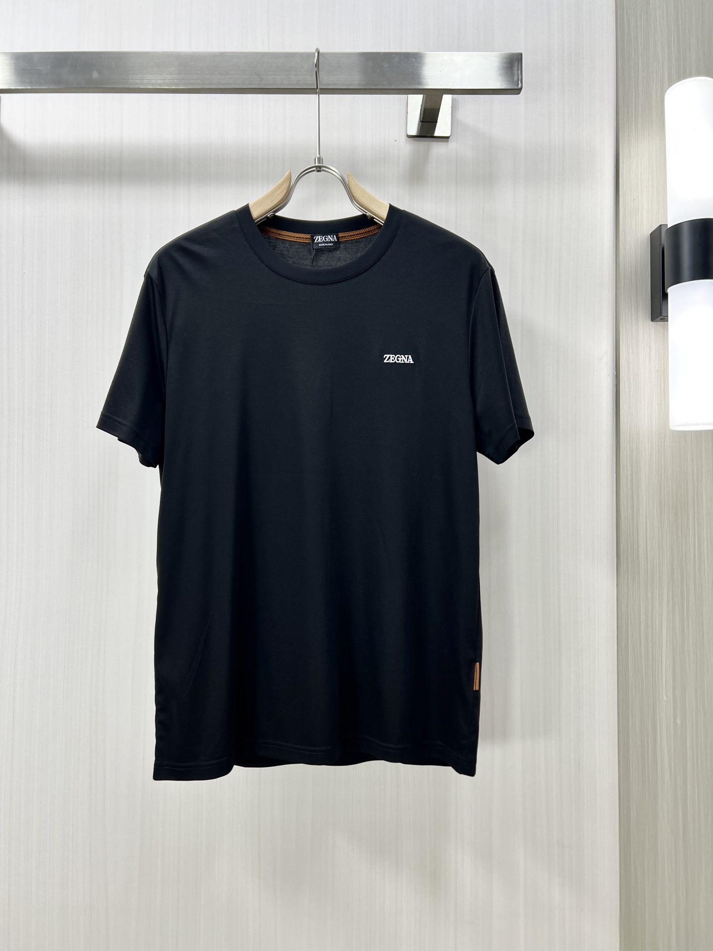 NO:123645,.ZEGNA Haute Couture Pure Cotton Fabric 2025 Spring and Summer New Products are available for sale in Fashion Classic Round Neck Short Sleeve Fashion Product Design, which is more fashionable and comfortable, customized with high standards, and is very stylish on the upper body. The classic LOGO printing pattern on the chest brand customer-supplied auxiliary materials, customer-supplied imported high-end fabrics with very delicate texture, exquisite details and exquisite craftsmanship, and extremely shaping. It can be matched with any fashion, and the style is super good. T-code M-3XL, zegna, T-shirt, alexander wang19860909.ZEGNA 杰尼亚 高定纯棉面料 2025春夏新品上市时尚经典圆领短袖时尚单品设计,更加时尚舒适,高标准定制,上身非常有型,胸前品牌经典LOGO印花图案 客供辅料,客供进口高档面料质感非常细腻,细节工艺精湛考究,塑造性极高的一款单品,任何时装都可以搭配,版型超级好 T码数M-3XL,,zegna,T-shirt,alexander wang,Men's clothing