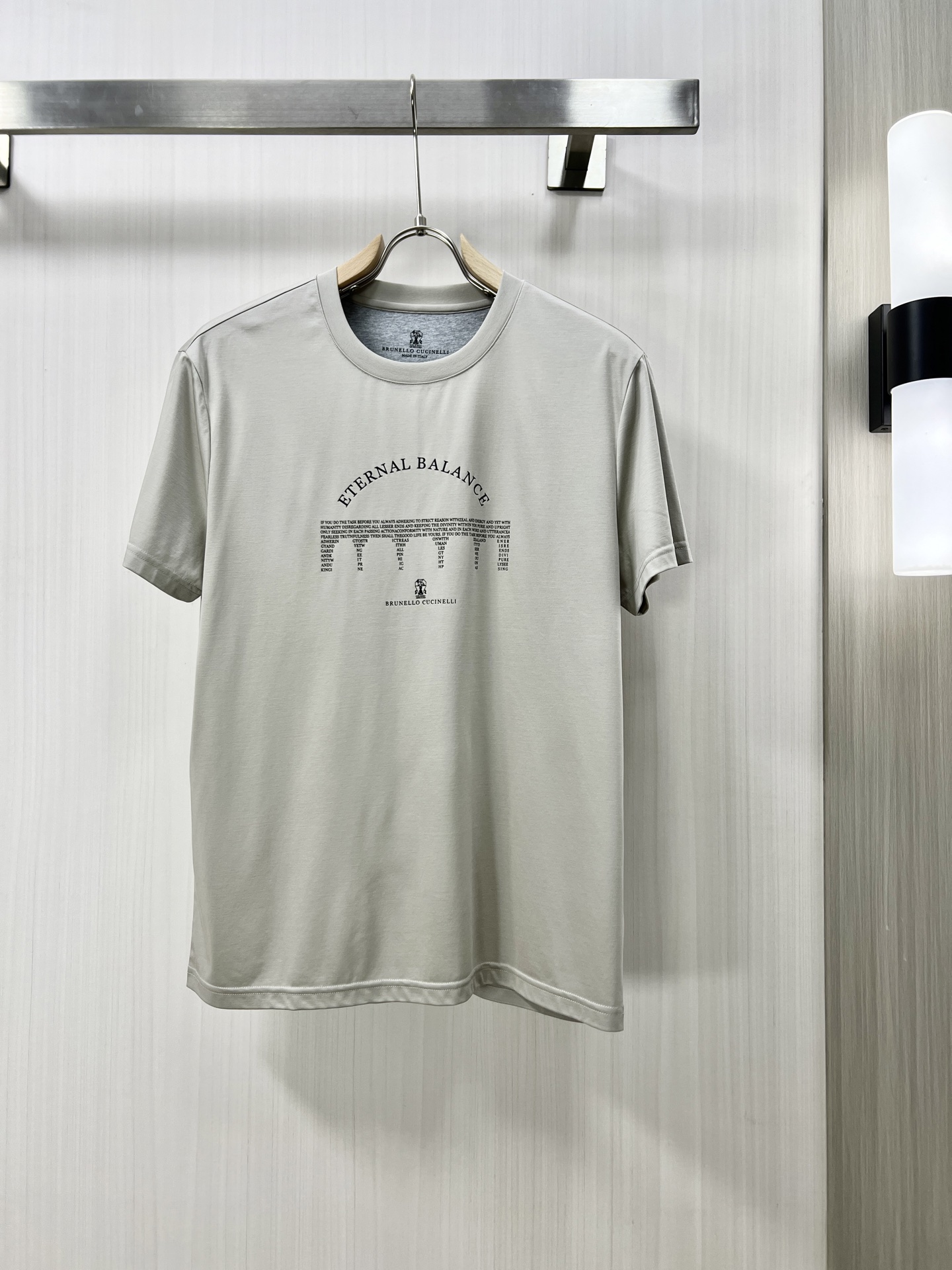 NO:123643,.BC high-quality pure cotton fabric 2025 spring and summer new products are launched in the market, fashionable classic round neck short-sleeved fashion item design, more fashionable and comfortable, high-standard customization, very stylish upper body, classic LOGO printing pattern on the chest brand customer-supplied auxiliary materials, customer-supplied imported high-end fabric with very delicate texture, exquisite details and exquisite craftsmanship, and extremely shaping item, can be matched with any fashion, and the style is super good. T-shirt, alexander wang19860909.BC 高定纯棉面料 2025春夏新品上市时尚经典圆领短袖时尚单品设计,更加时尚舒适,高标准定制,上身非常有型,胸前品牌经典LOGO印花图案 客供辅料,客供进口高档面料质感非常细腻,细节工艺精湛考究,塑造性极高的一款单品,任何时装都可以搭配,版型超级好 T码数M-3XL,,T-shirt,alexander wang,Men's clothing