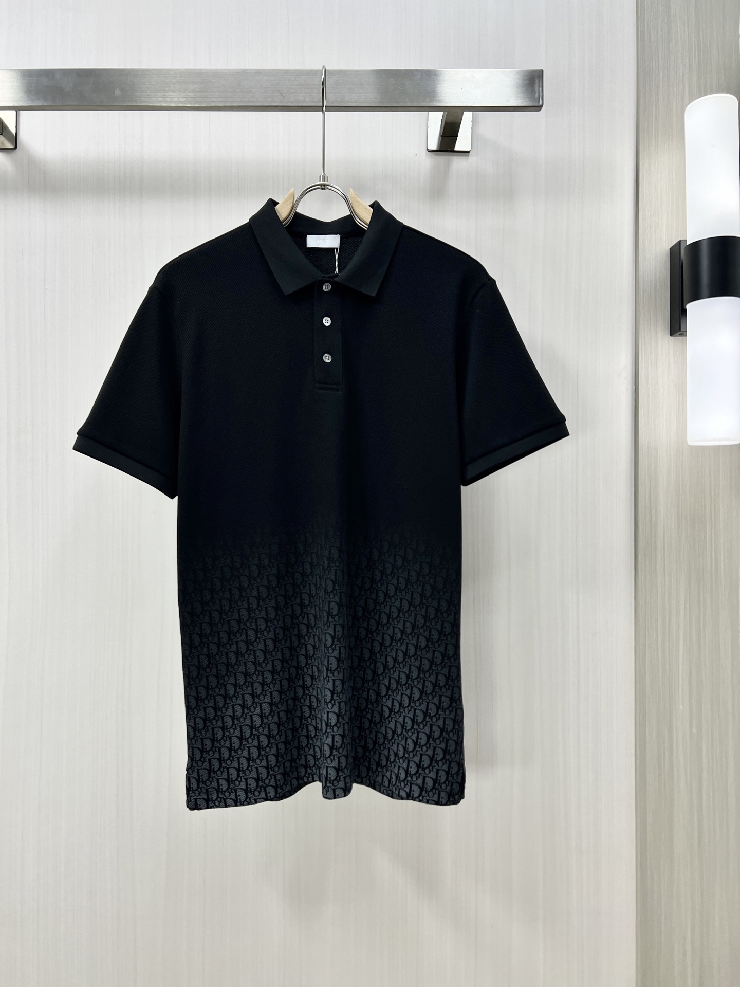 NO:152908,.DIOR DIOR classic fashion lapel Polo shirt short sleeves trading company channel orders, and the official website is released simultaneously. It is simple and elegant, fashionable and versatile, and the quality is even more unscrupulous!! The quality of the fabric is as high as ever. It uses imported custom hexagonal cotton bead floor cotton fabric, with shell buttons, collar and button knitted threads, which is soft and stylish, breathable and comfortable. The upper body has a good drape, not easy to deform! It is even more difficult to fade! The presbyopia gradient design makes the overall upper body more low-key, luxurious, noble and elegant! It shows a different flavor! Business casual, fashionable and versatile, and is simply a must-have item for every successful man! Number M-3XL,,dior,dior,T-shirt,alexander wang19860909.DIOR 迪奥 ss经典时尚翻领 Polo衫短袖 贸易公司渠道订单,官网同步发售,简约大气,时尚百搭,品相更是无法挑剔!!面料这块品质也是一如既往的高规格,选用进口定制六角棉珠地棉面料,采用贝壳纽扣,领子和纽扣针织螺纹,柔软有型、透气舒适.上身垂感好,不易变形!更不易褪色! 老花渐变设计 使得整体的上身效果更加的低调奢华,高贵典雅!彰显出别样的风味!商务休闲,时尚百搭,简直是每位成功男士的必备单品! 码数M-3XL,,dior,dior,T-shirt,alexander wang,Men's clothing