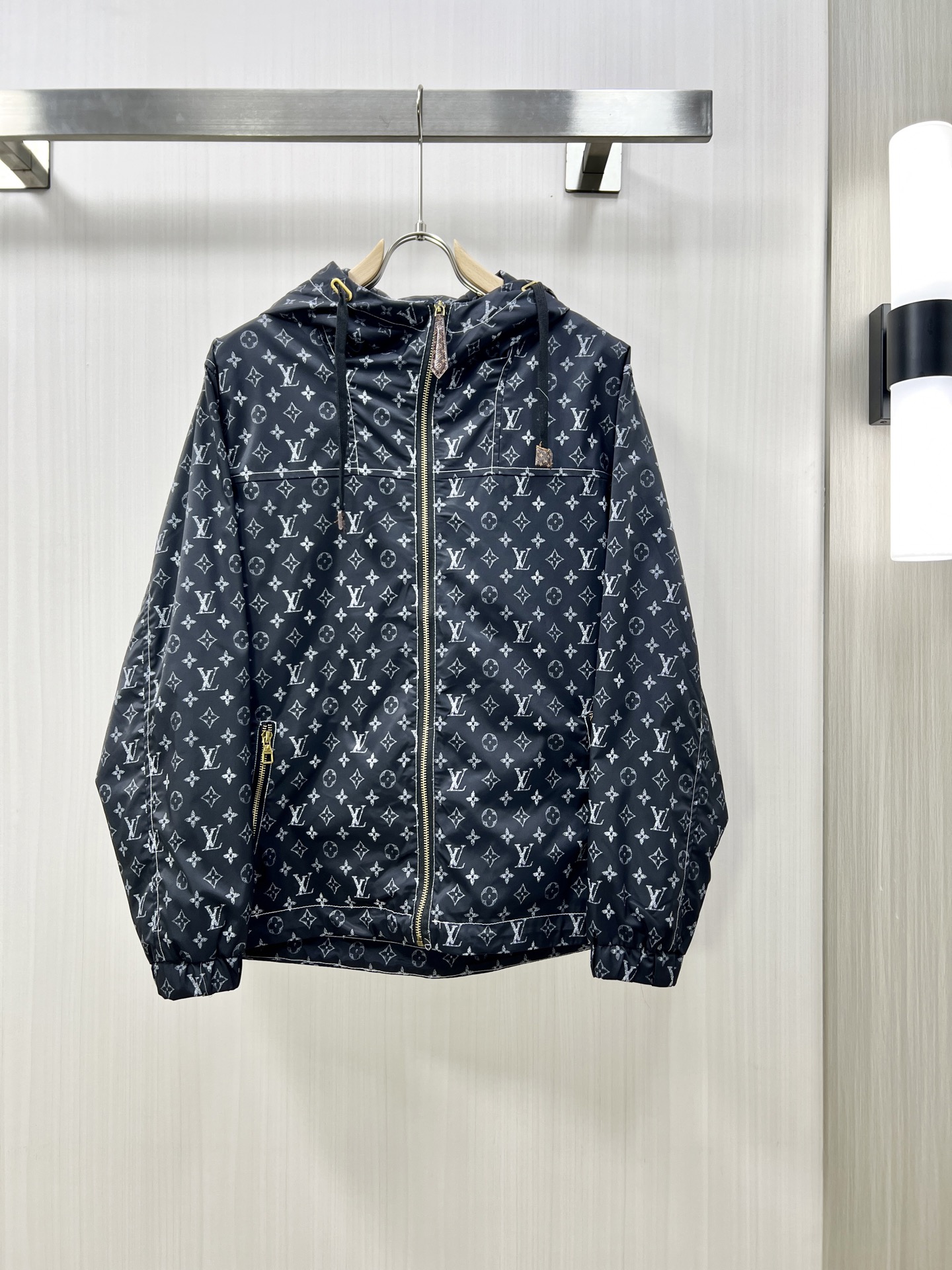 NO:152895,.1v Kaiqiu new men's jacket, original single three-standard high-end version!  High-quality counter fabrics are breathable and comfortable, with impeccable details, brand elements design concept, exquisite workmanship and complex craftsmanship, professional purchasing grades reflect high quality. They feel delicate and soft, present casual cut, and the upper body style is superb!  Produced by S Code Number: M-3XL, Jackets & Coats, Jackets & Coats, Alexander wang19860909.1v 开秋新款男士夹克外套,原单三标齐全高端版本！高定专柜面料 透气舒适度高,细节无可挑剔,品牌元素设计理念,做工考究工艺复杂,专业代购级体现高品质.手感细腻柔软,呈现休闲裁剪,上身版型超赞！ S出品 码数:M-3XL,,jackets & coats,jackets & coats,alexander wang,Men's clothing