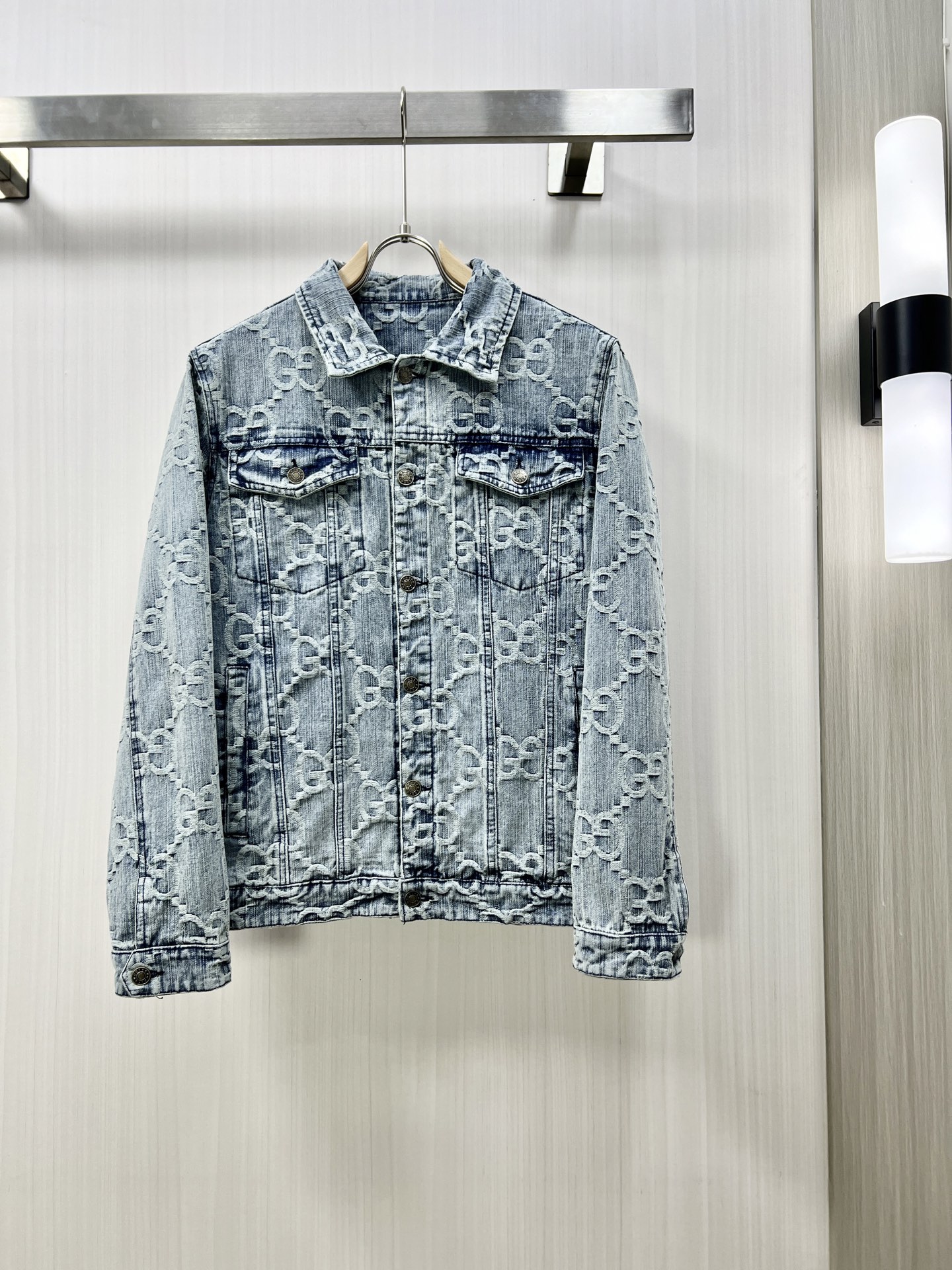 NO:152897,.Gucci exclusively offers the latest spring and autumn fashionable denim jackets, a jacket with a classic design and appearance. The quality is even more unscrupulous. You can buy it directly. You can't get it wrong! Through the detailed pictures, you can feel its powerful aura, and the warm-concentration effect is significant, so you don’t have to worry about the chill at all! It is both fashionable and functional, and the whole style looks more luxurious and elegant! Size M-3XL, gucci, jackets & coats,alexander wang19860909.Gucci 古奇 独家专供最新春秋时尚牛仔外套,经典设计感与颜值爆棚的外套,品质更是无法挑剔品控可以直接入手,不容过错的高端臻品！通过细节图片便可感受到它强悍的气场,聚温保暖效果显著,完全不用担心会有一点寒意！时尚与功能性兼备,整款显得更加的奢华大气S！尺码M-3XL,,gucci,jackets & coats,alexander wang,Men's clothing