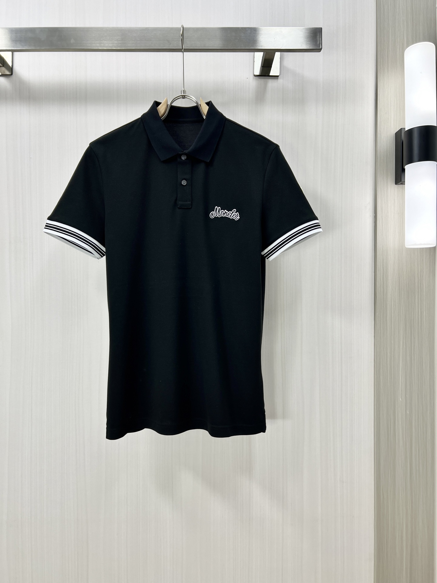 NO:152898,.MONCLER 25SS new spring and summer short-sleeved lapel T-shirt polo, the highest version is customized high-end vermill fabric simple and fashionable, and the color-blocking thread is super beautiful!  The classic logo of the chest cover logo is simple and elegant!  Full of high-end feel, wearable in all seasons. Simple European style D code M-3XL, christian louboutin, Moncler, T-shirt, tees, t-shirt, alexander wang19860909.MONCLER 蒙口 25SS新款春夏短袖翻领T恤polo,最高版本客供定制高端朱地面料简单时尚款,拼色螺纹超级好看！胸前蒙口标志经典logo简单大方的款式！满满的高级感,四季可穿.简欧风格D码数M-3XL,,christian louboutin,Moncler,T-shirt,tees，t-shirt,alexander wang,Men's clothing