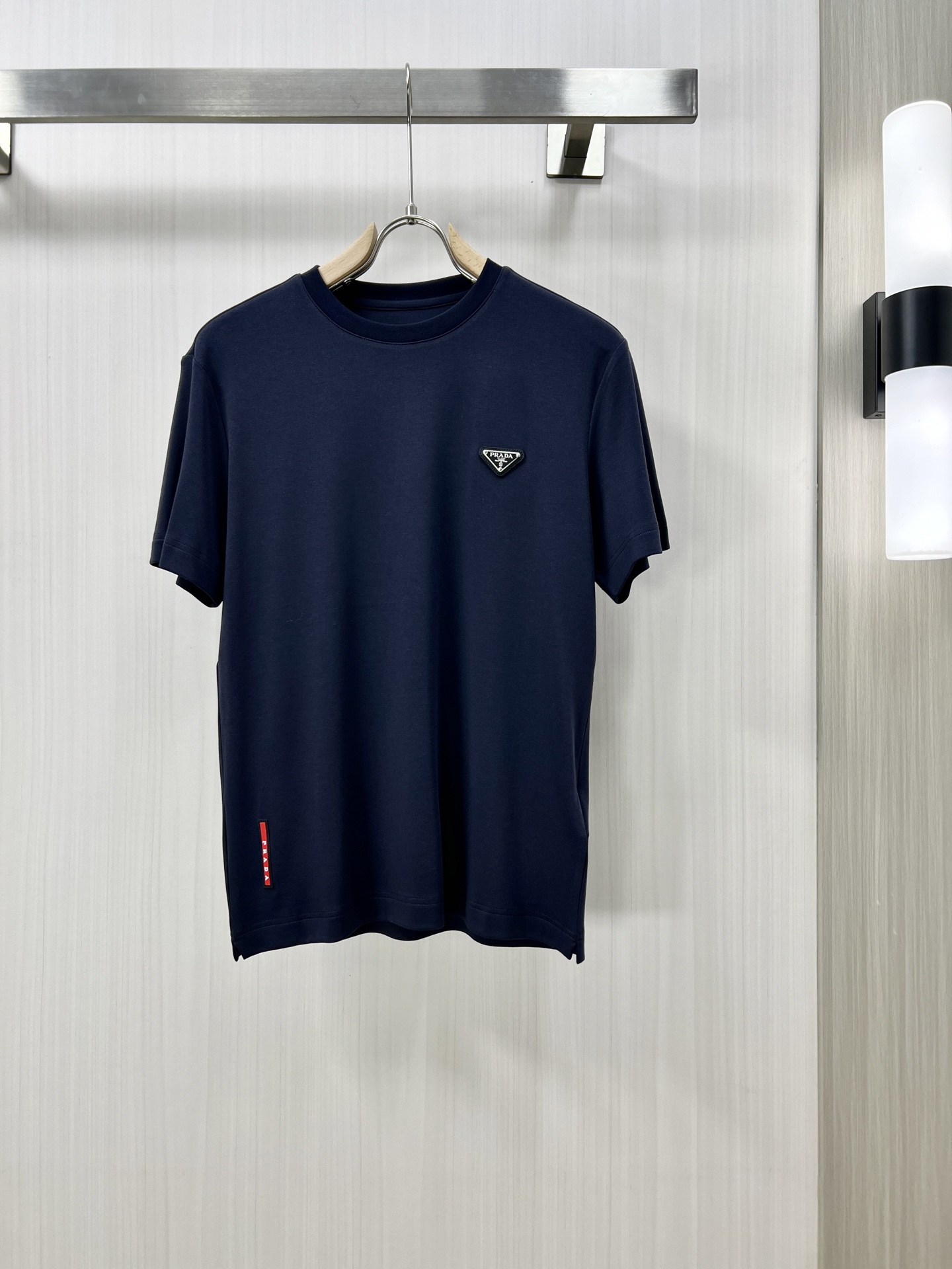 NO:152896,.PRADA high-end fabrics are available in spring and summer. Fashionable classic round neck short-sleeved fashion item design, more fashionable and comfortable, high-standard customization, very stylish upper body, classic LOGO pattern on the chest brand customer-supplied auxiliary materials, imported high-end fabrics with very delicate texture, exquisite details and exquisite craftsmanship, and extremely shaping items, which can be matched with any fashion, and the style is super good. A must-have item for trendy men. Counter size: M-3xl. Shipping the next day!  ,,prada,prada,T-shirt,alexander wang19860909.PRADA 普拉达 高定面料 春夏新品上市时尚经典圆领短袖时尚单品设计,更加时尚舒适,高标准定制,上身非常有型,胸前品牌经典LOGO 图案 客供辅料,客供进口高档面料质感非常细腻,细节工艺精湛考究,塑造性极高的一款单品,任何时装都可以搭配,版型超级好 潮男必备单品 D专柜尺码:M-3xl 隔天出货！,,prada,prada,T-shirt,alexander wang,Men's clothing