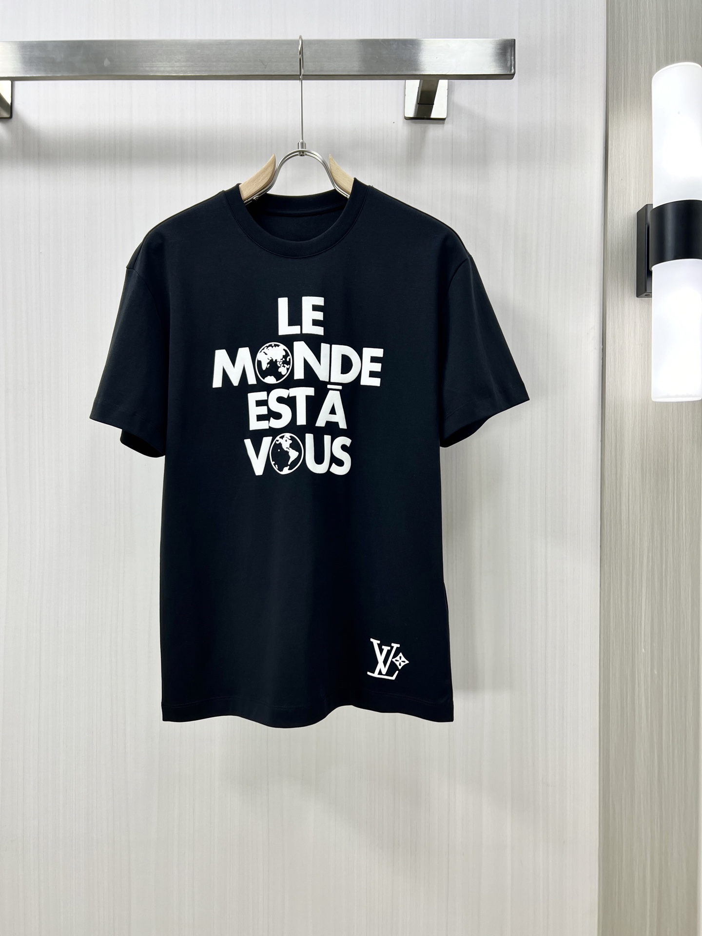 NO:152938,.1v high-end fabrics. New spring and summer products are available for fashion classic round neck short-sleeved fashion items, which are more fashionable and comfortable, customized at high standards, and are very stylish on the upper body. Classic LOGO patterns on the chest. Customer-supplied auxiliary materials, customer-supplied imported high-end fabrics with very delicate texture, exquisite details and exquisite craftsmanship, and extremely shaping items. They can be matched with any fashion. The style is super good. A must-have item for trendy men. Counter size: M-2xl. Shipping the next day!  ,T-shirt,alexander wang19860909.1v 高定面料 春夏新品上市时尚经典圆领短袖时尚单品设计,更加时尚舒适,高标准定制,上身非常有型,胸前品牌经典LOGO 图案 客供辅料,客供进口高档面料质感非常细腻,细节工艺精湛考究,塑造性极高的一款单品,任何时装都可以搭配,版型超级好 潮男必备单品 D专柜尺码:M-2xl 隔天出货！,,T-shirt,alexander wang,Men's clothing