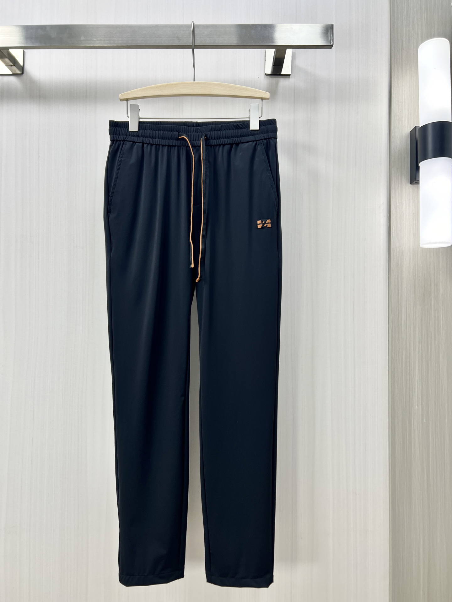 NO:127886,.Hemes 25 new men's fashionable casual pants High-quality custom original fabrics, high-quality custom hardware accessories Special touch and super texture Comfortable and soft breathable Casual and loose fit HY Size 30-38,,hermes,alexander wang19860909.Hemes 爱马仕 25新款男士时尚休闲裤 高品质定制原版面料、高品质定制五金配件 皮肤特别手感、超级质感 舒适柔软透气 休闲宽松版型HY 尺码30-38,,hermes,alexander wang,Men's clothing