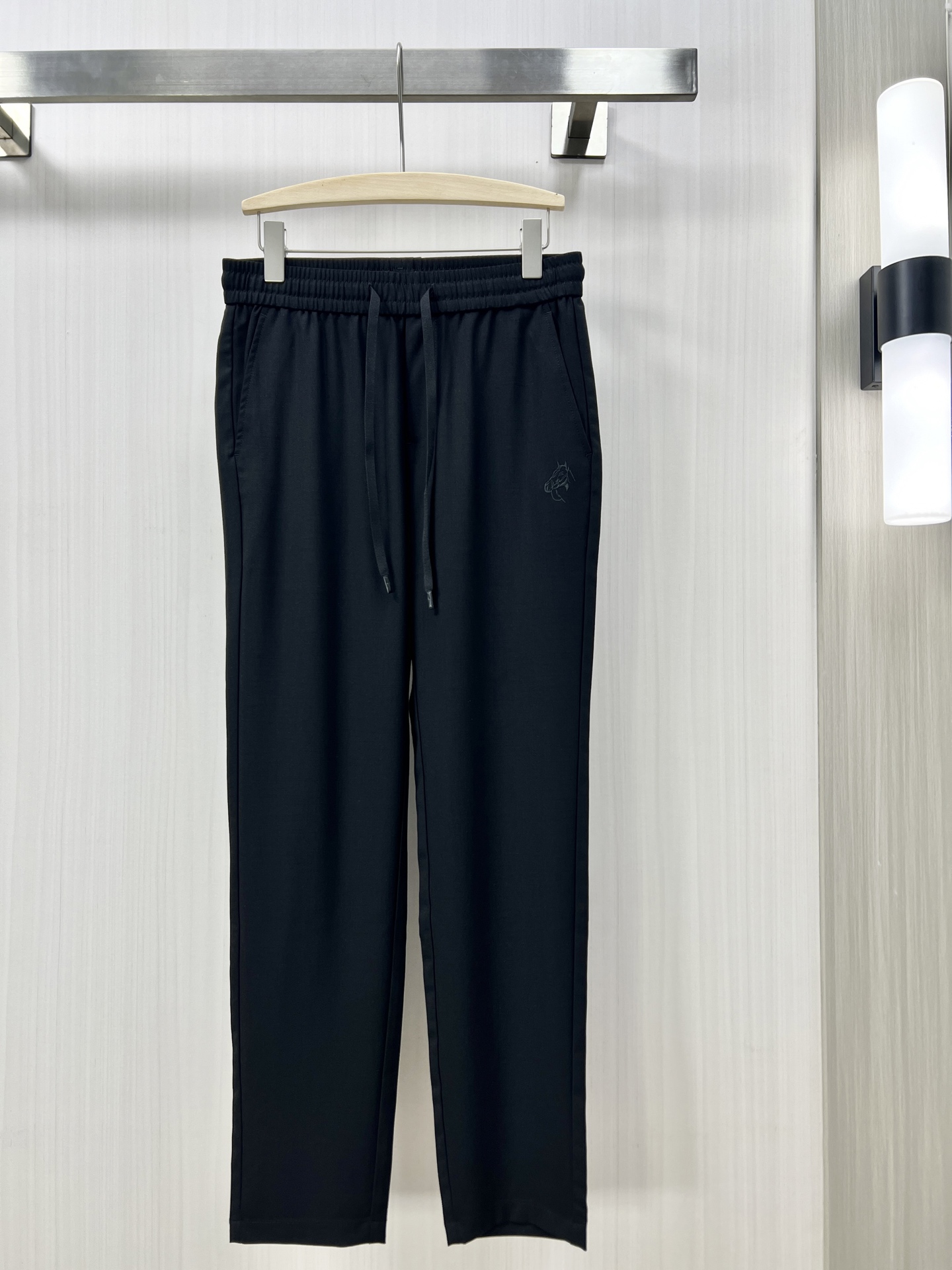 NO:127889,.Hemes 25 new men's fashionable casual pants High-quality custom original fabrics, high-quality custom hardware accessories Special touch and super texture Comfortable and soft breathable Casual and loose fit HY Size 30-38,,hermes,alexander wang19860909.Hemes 爱马仕 25新款男士时尚休闲裤 高品质定制原版面料、高品质定制五金配件 皮肤特别手感、超级质感 舒适柔软透气 休闲宽松版型HY 尺码30-38,,hermes,alexander wang,Men's clothing