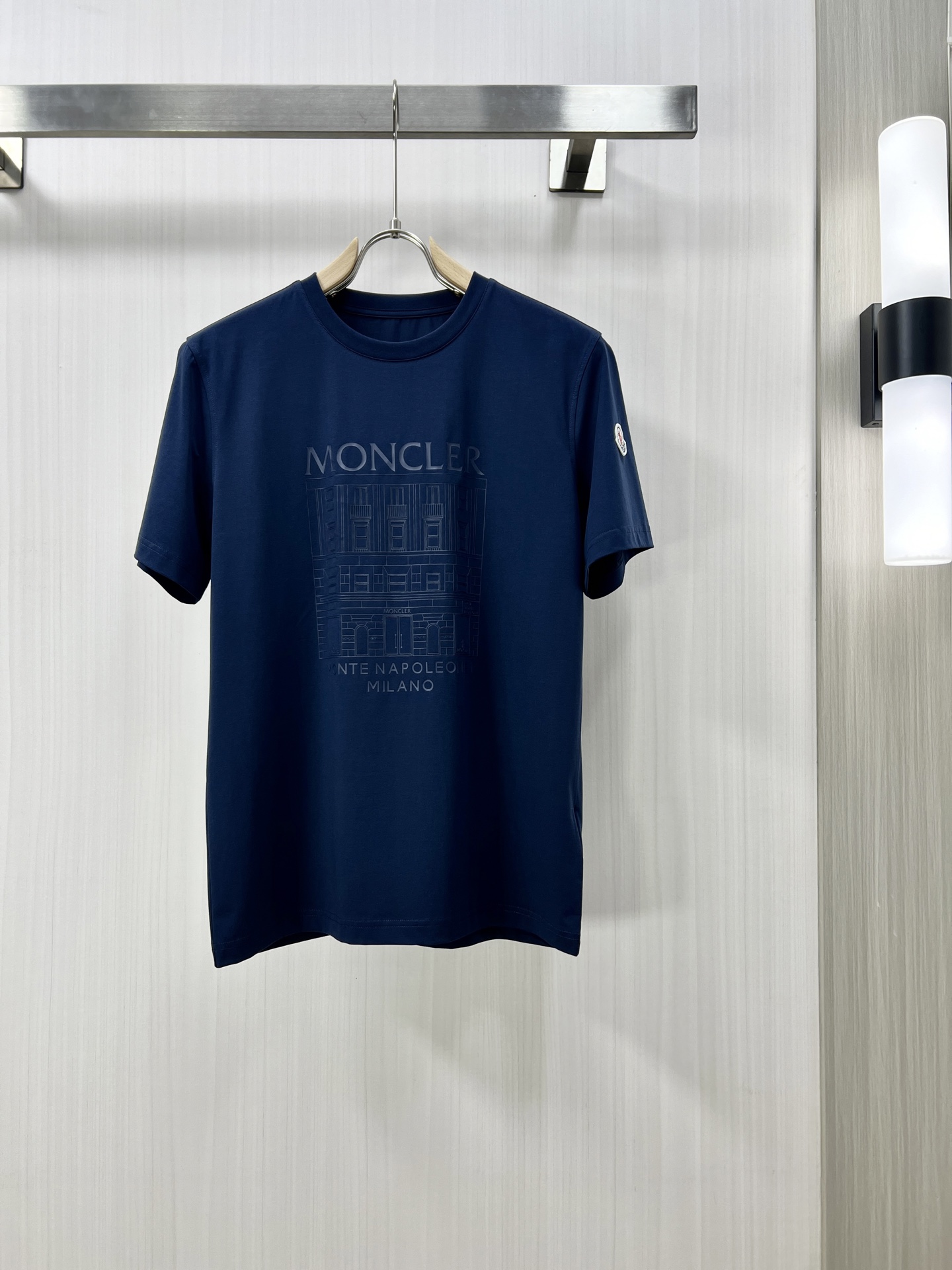 NO:127897,.MONCLER matte high-end fabric 2025 spring and summer new product is launched in the market for fashionable classic round neck short-sleeved fashion item design, more fashionable and comfortable, high-standard customization, very stylish upper body, classic LOGO pattern on the chest brand customer-supplied auxiliary materials, customer-supplied imported high-end fabric with very delicate texture, exquisite details and exquisite craftsmanship, extremely shaping item, can be matched with any fashion, super good style, a must-have item for trendy men D counter size: M-3xl Shipping the next day!  ,,christian louboutin,Moncler,T-shirt,alexander wang19860909.MONCLER 蒙口 高定面料 2025春夏新品上市时尚经典圆领短袖时尚单品设计,更加时尚舒适,高标准定制,上身非常有型,胸前品牌经典LOGO 图案 客供辅料,客供进口高档面料质感非常细腻,细节工艺精湛考究,塑造性极高的一款单品,任何时装都可以搭配,版型超级好 潮男必备单品 D专柜尺码:M-3xl 隔天出货！,,christian louboutin,Moncler,T-shirt,alexander wang,Men's clothing