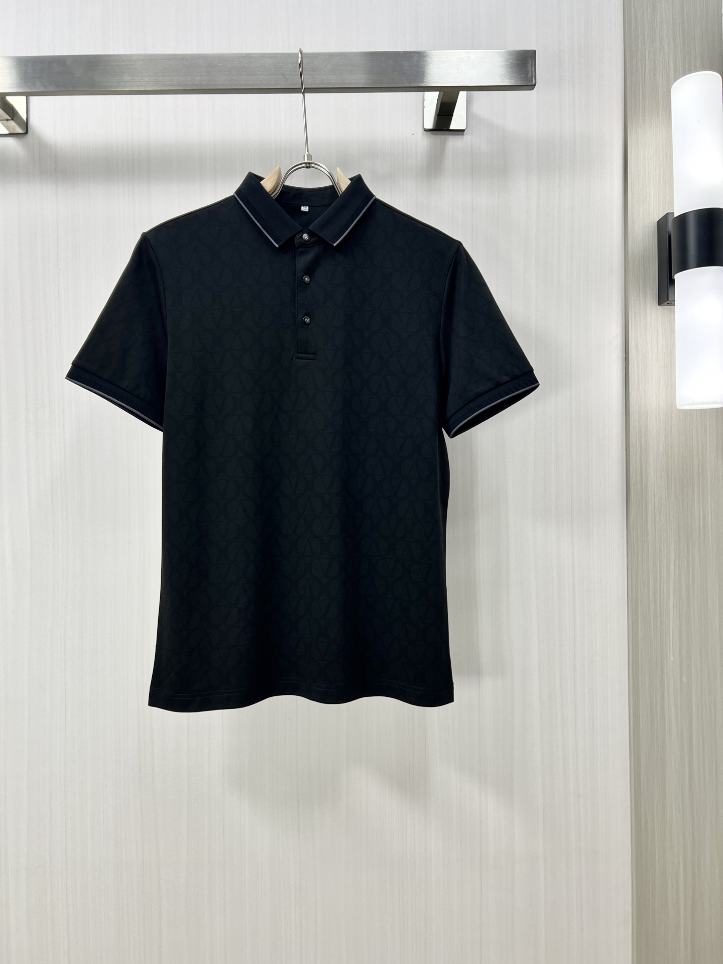 NO:127900,.VALENTINO 2025ss classic fashion lapel Polo shirt short sleeves trading company channel orders, the official website is released simultaneously, simple and elegant, fashionable and versatile, and the quality is even more unscrupulous!! The quality of the fabric is also as high as ever, and it is made of imported custom hexagonal cotton bead floor cotton fabric, with shell buttons, collar and button knitted threads, soft and stylish, breathable and comfortable. The upper body has a good drape, not easy to deform! It is even more difficult to fade! The presbyopia gradient design makes the overall upper body more low-key, luxurious, noble and elegant! It shows a different flavor! Business casual, fashionable and versatile, it is simply a must-have item for every successful man! Number M-3XL, valentino, valentino, T-shirt, alexander wang19860909.VALENTINO 华伦天奴 2025ss经典时尚翻领 Polo衫短袖 贸易公司渠道订单,官网同步发售,简约大气,时尚百搭,品相更是无法挑剔!!面料这块品质也是一如既往的高规格,选用进口定制六角棉珠地棉面料,采用贝壳纽扣,领子和纽扣针织螺纹,柔软有型、透气舒适.上身垂感好,不易变形!更不易褪色! 老花渐变设计 使得整体的上身效果更加的低调奢华,高贵典雅!彰显出别样的风味!商务休闲,时尚百搭,简直是每位成功男士的必备单品! 码数M-3XL,,valentino,valentino,T-shirt,alexander wang,Men's clothing