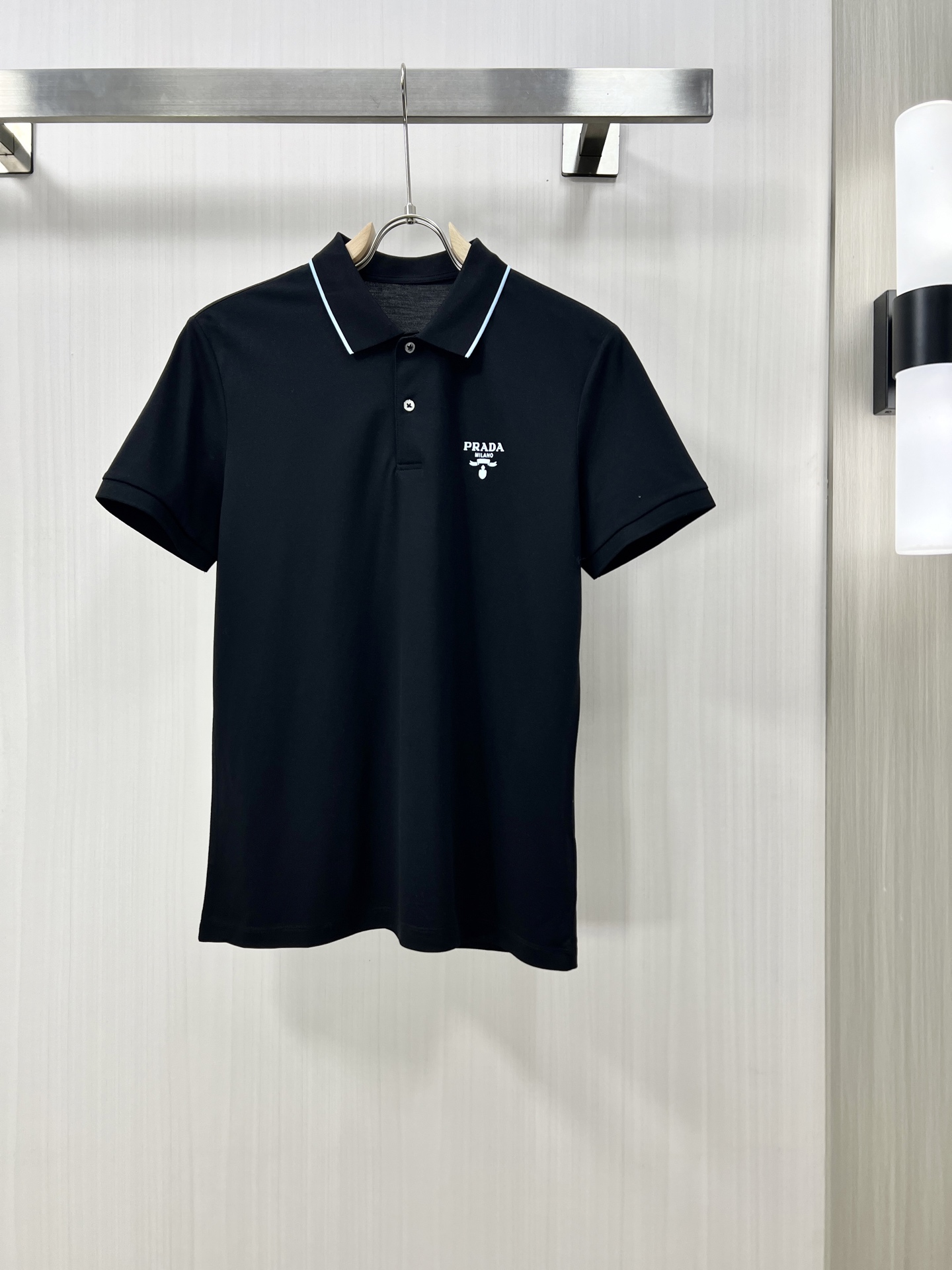 NO:127903,.PRADA 2025ss classic fashion lapel Polo shirt short sleeves trading company channel orders, and the official website is released simultaneously. It is simple and elegant, fashionable and versatile, and the quality is even more unscrupulous!! The quality of the fabric is also as high as ever. It uses imported custom hexagonal cotton bead floor cotton fabric, with shell buttons, collar and button knitted threads, which is soft and stylish, breathable and comfortable. The upper body has a good drape, not easy to deform! It is even more difficult to fade! The presbyopia gradient design makes the overall upper body more low-key, luxurious, noble and elegant! It shows a different flavor! Business casual, fashionable and versatile, and is simply a must-have item for every successful man! Number M-3XL,,prada,prada,T-shirt,alexander wang19860909.PRADA 普拉达 2025ss经典时尚翻领 Polo衫短袖 贸易公司渠道订单,官网同步发售,简约大气,时尚百搭,品相更是无法挑剔!!面料这块品质也是一如既往的高规格,选用进口定制六角棉珠地棉面料,采用贝壳纽扣,领子和纽扣针织螺纹,柔软有型、透气舒适.上身垂感好,不易变形!更不易褪色! 老花渐变设计 使得整体的上身效果更加的低调奢华,高贵典雅!彰显出别样的风味!商务休闲,时尚百搭,简直是每位成功男士的必备单品! 码数M-3XL,,prada,prada,T-shirt,alexander wang,Men's clothing