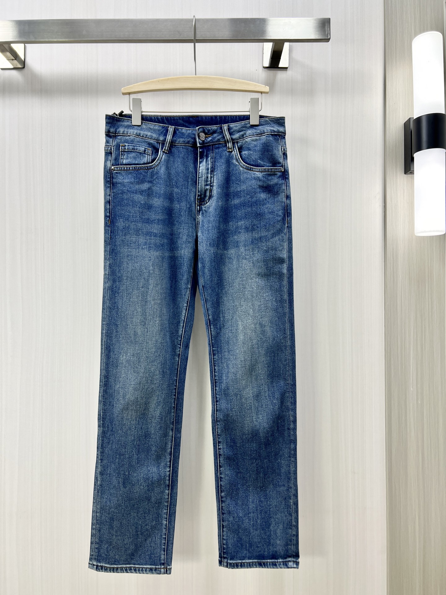 NO:149965,.Ferragamo high-end customization, 2025 early spring thin latest jeans, available at the counter simultaneously, small straight-fitting style, imported color fixing fabric, original custom reproduction, customer-supplied hardware and auxiliary materials, original quality, heavy industry washing, fine workmanship and excellent upper body!  Preferred single product H original single product number 30-38, ferragamo, ferragamo, jeans, alexander wang19860909.Ferragamo 菲拉格慕 高端定制、2025早春薄款最新款牛仔裤 柜台同步发售 小直筒版型,进口固色面料 原版定制复刻 客供五金辅料 原单品质 重工洗水 做工走线精细 上身绝佳！优选单品 H原单出品 码数30-38,,ferragamo,ferragamo,jeans,alexander wang,Men's clothing