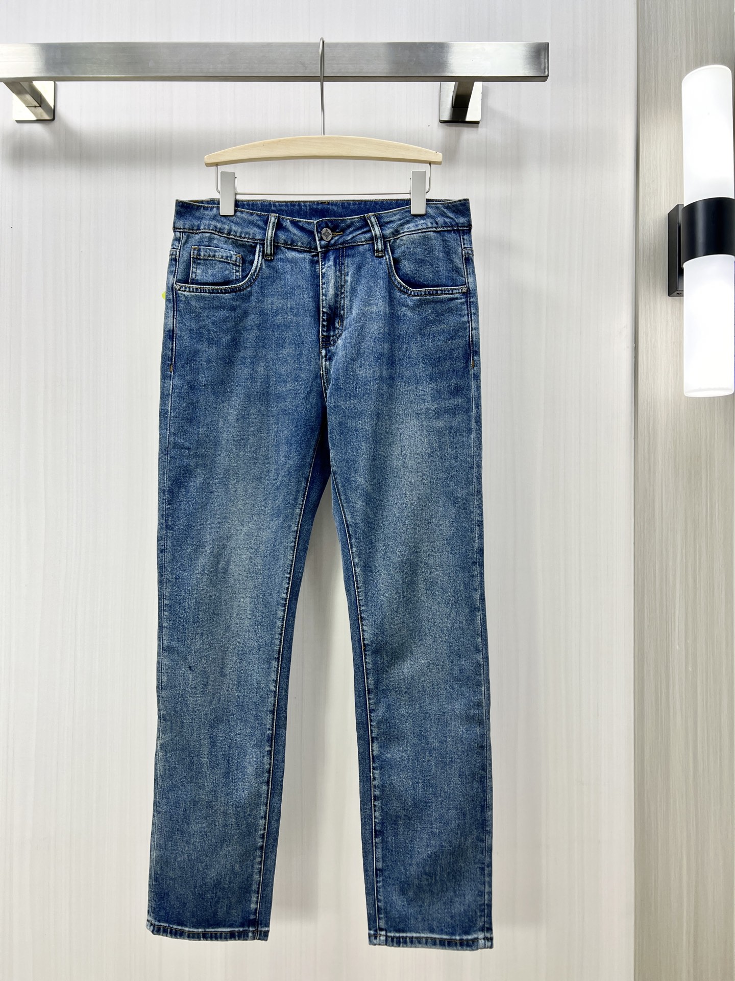 NO:149973,.1v high-end customization, 2025 early spring thin latest jeans, available at the counter simultaneously, small straight-piece style, imported color fixing fabric, original custom reproduction, customer-supplied hardware and auxiliary materials, original quality, heavy industry washing, fine workmanship and excellent upper body!  Preferred single product H original single product Number of 30-38, jeans, alexander wang19860909.1v 高端定制、2025早春薄款最新款牛仔裤 柜台同步发售 小直筒版型,进口固色面料 原版定制复刻 客供五金辅料 原单品质 重工洗水 做工走线精细 上身绝佳！优选单品 H原单出品 码数30-38,,jeans,alexander wang,Men's clothing