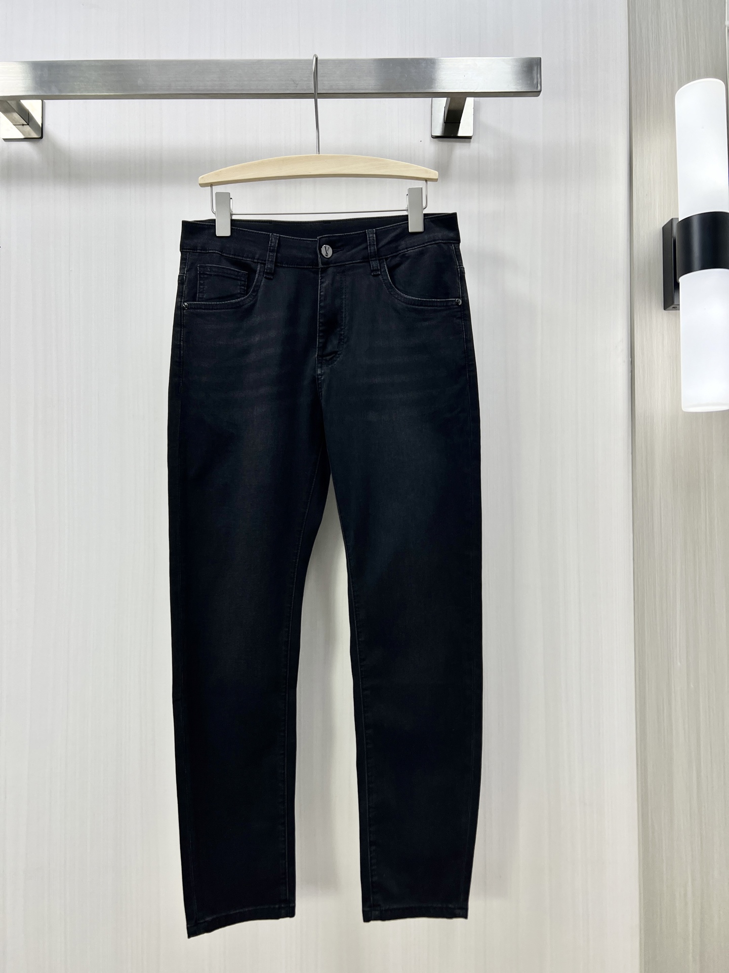 NO:149980,.Valentino high-end customization, 2025 early spring thin latest jeans, available at the counter simultaneously, small straight-fitting style, imported color fixing fabric, original custom reproduction, customer-supplied hardware and auxiliary materials, original quality, heavy industry washing, fine workmanship and excellent upper body!  Preferred single product H original single product number 30-38, valentino, valentino, jeans, alexander wang19860909.Valentino 华伦天奴 高端定制、2025早春薄款最新款牛仔裤 柜台同步发售 小直筒版型,进口固色面料 原版定制复刻 客供五金辅料 原单品质 重工洗水 做工走线精细 上身绝佳！优选单品 H原单出品 码数30-38,,valentino,valentino,jeans,alexander wang,Men's clothing