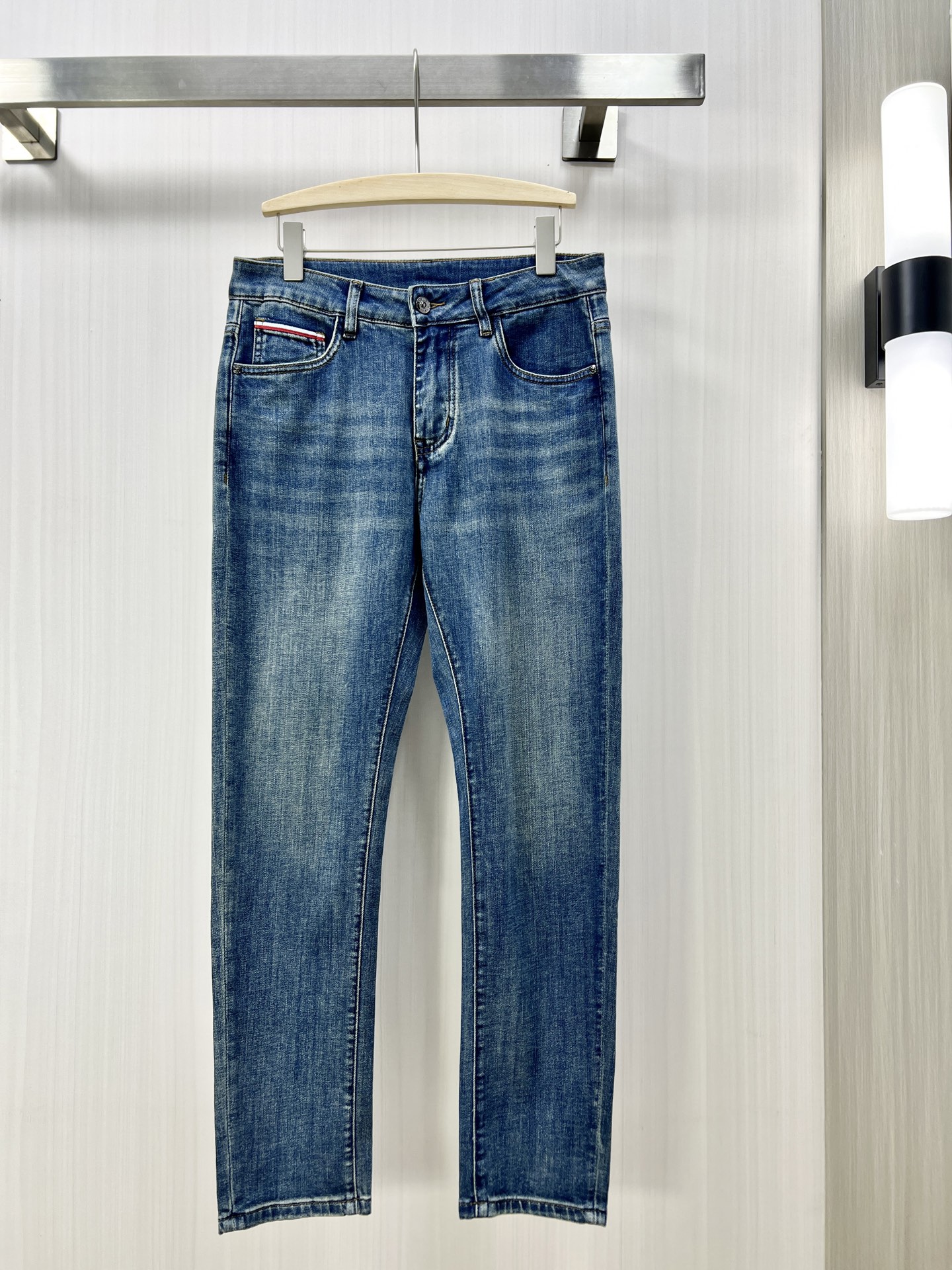 NO:149987,.TB high-end customization, 2025 early spring thin latest style jeans, available at the counter simultaneously, small straight-piece style, imported color fixing fabric, original custom reproduction, customer-supplied hardware and auxiliary materials, original quality, heavy industry washing, fine workmanship and excellent upper body!  Preferred single product H original single product Number of 30-38, jeans, alexander wang19860909.TB 高端定制、2025早春薄款最新款牛仔裤 柜台同步发售 小直筒版型,进口固色面料 原版定制复刻 客供五金辅料 原单品质 重工洗水 做工走线精细 上身绝佳！优选单品 H原单出品 码数30-38,,jeans,alexander wang,Men's clothing