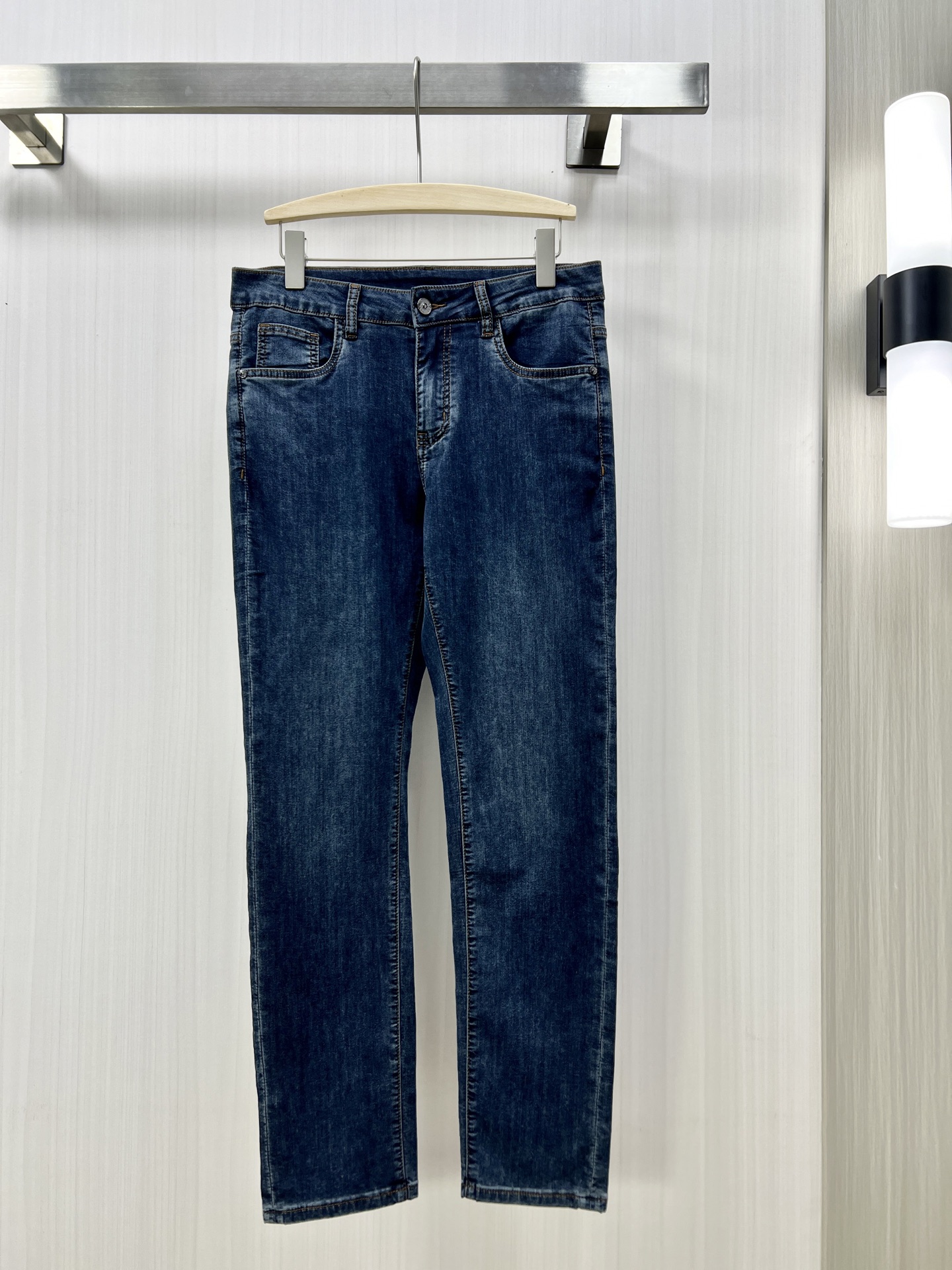 NO:149993,.TOM FORD High-end customization, 2025 early spring thin latest jeans, available at the counter simultaneously, small straight-fitting style, imported color fixing fabric, original custom reproduction, customer-supplied hardware and auxiliary materials, original quality, heavy industry washing, fine workmanship and excellent upper body!  Preferred single product H original single product number 30-38,,tom ford,jeans,alexander wang19860909.TOM FORD 高端定制、2025早春薄款最新款牛仔裤 柜台同步发售 小直筒版型,进口固色面料 原版定制复刻 客供五金辅料 原单品质 重工洗水 做工走线精细 上身绝佳！优选单品 H原单出品 码数30-38,,tom ford,jeans,alexander wang,Men's clothing