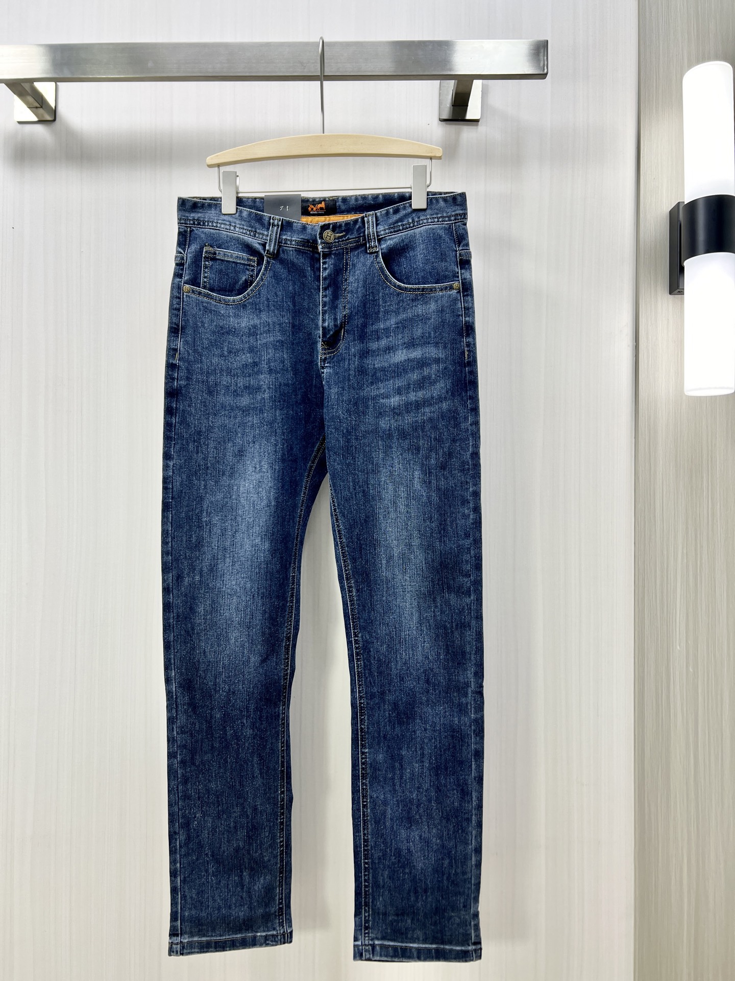 NO:149950,.HEMES Hermès High-end customization, 2025 early spring thin latest jeans, available at the counter simultaneously, small straight-fitting style, imported color fixing fabric, original custom reproduction, customer-supplied hardware and auxiliary materials, original quality, heavy industry washing, fine workmanship and excellent upper body!  Preferred single product WM original single product number 30-38, hermes, jeans, alexander wang19860909.HEMES 爱马仕 高端定制、2025早春薄款最新款牛仔裤 柜台同步发售 小直筒版型,进口固色面料 原版定制复刻 客供五金辅料 原单品质 重工洗水 做工走线精细 上身绝佳！优选单品 WM原单出品 码数30-38,,hermes,jeans,alexander wang,Men's clothing