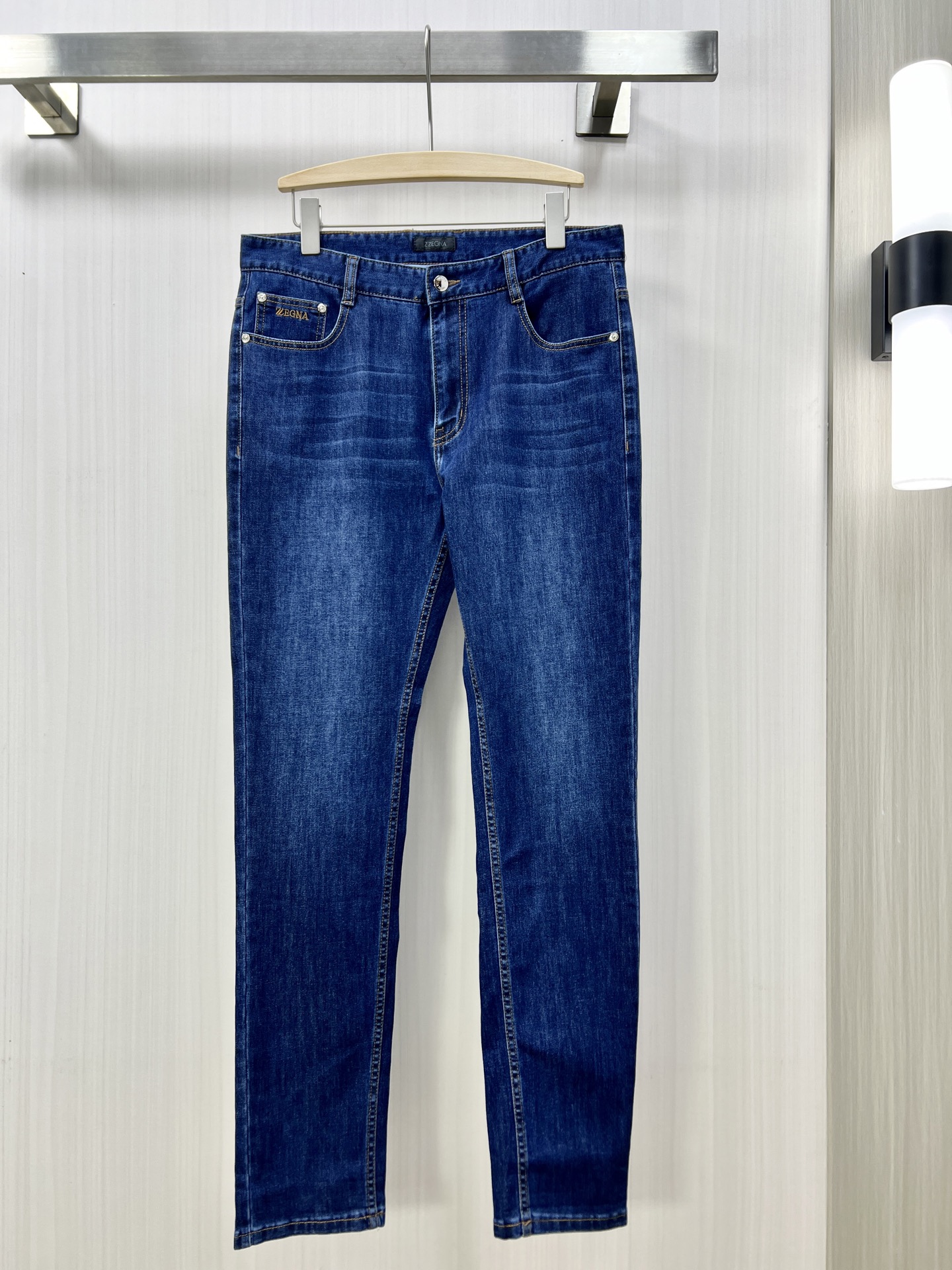 NO:149959,.ZEGNA high-end customization, 2025 early spring thin latest jeans, available at the counter simultaneously, small straight-piece style, imported color fixing fabric, original custom reproduction, customer-supplied hardware and auxiliary materials, original quality, heavy industry washing, fine workmanship and excellent upper body!  Preferred single product WM original single product Number of 30-38, zegna, jeans, alexander wang19860909.ZEGNA 杰尼亚 高端定制、2025早春薄款最新款牛仔裤 柜台同步发售 小直筒版型,进口固色面料 原版定制复刻 客供五金辅料 原单品质 重工洗水 做工走线精细 上身绝佳！优选单品 WM原单出品 码数30-38,,zegna,jeans,alexander wang,Men's clothing