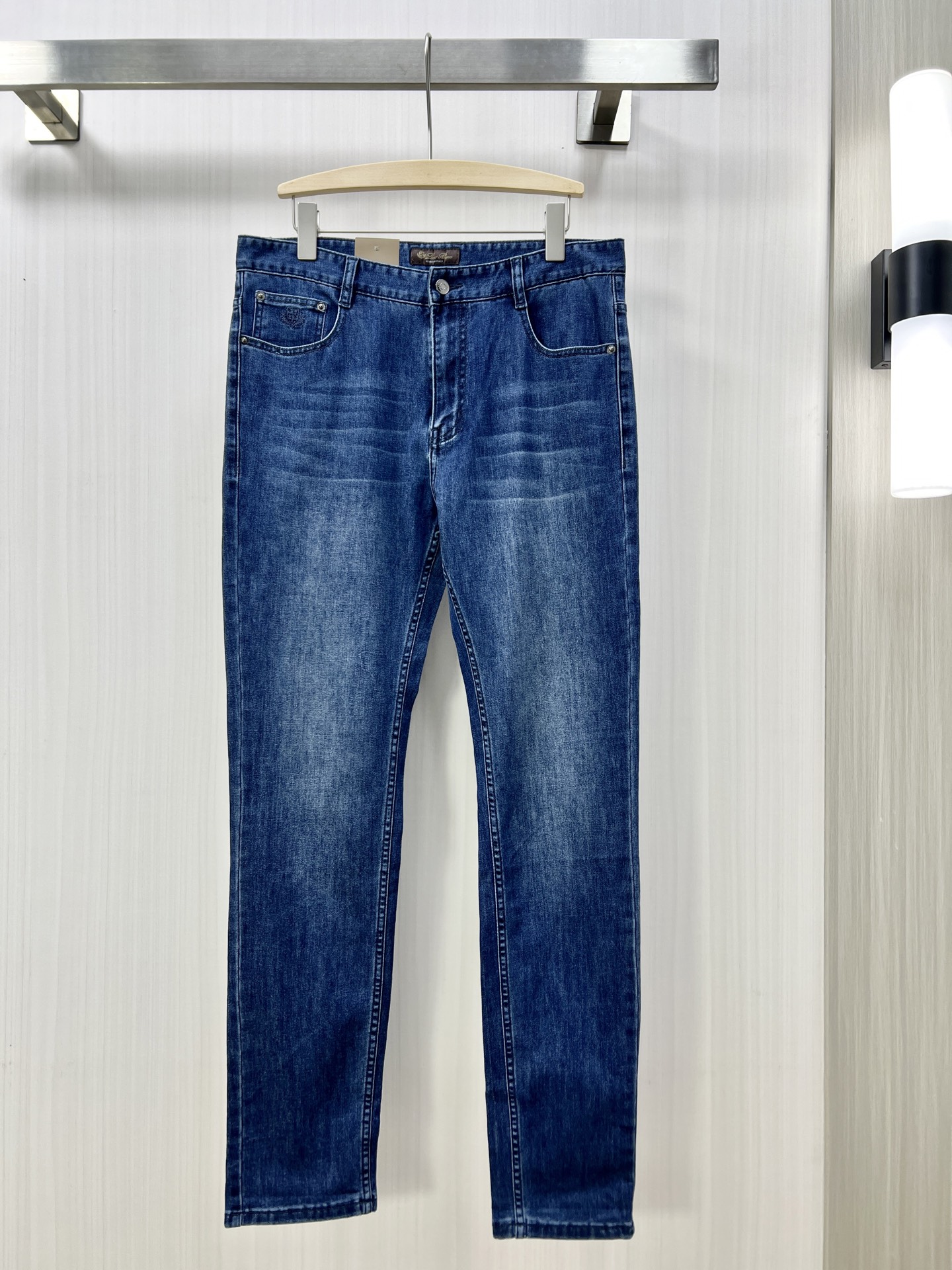 NO:149968,.LP high-end customization, 2025 early spring thin latest jeans, available at the counter simultaneously, small straight-piece style, imported color fixing fabric, original custom reproduction, customer-supplied hardware and auxiliary materials, original quality, heavy industry washing, fine workmanship and excellent upper body!  Preferred single product WM original single product Number 30-38, loro piana, jeans, alexander wang19860909.LP 高端定制、2025早春薄款最新款牛仔裤 柜台同步发售 小直筒版型,进口固色面料 原版定制复刻 客供五金辅料 原单品质 重工洗水 做工走线精细 上身绝佳！优选单品 WM原单出品 码数30-38,,loro piana,jeans,alexander wang,Men's clothing