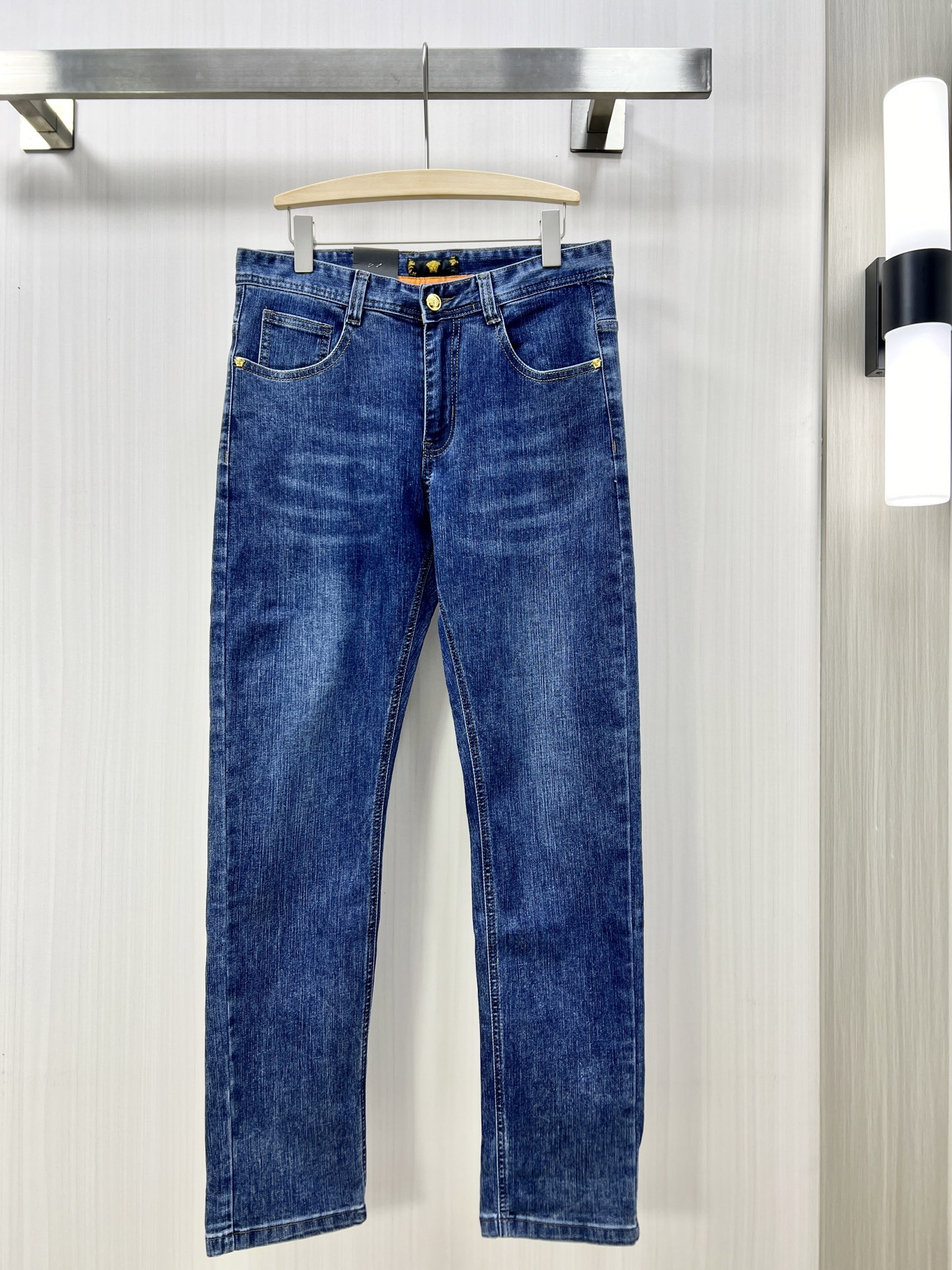 NO:149976,.VERSACE Versace High-end customization, 2025 early spring thin latest style jeans, available at the counter simultaneously, small straight-fitting style, imported color fixing fabric, original custom reproduction, customer-supplied hardware and auxiliary materials, original quality, heavy industry washing, fine workmanship and excellent upper body!  Preferred single product WM original single product number 30-38, versace, versace, jeans, alexander wang19860909.VERSACE 范思哲 高端定制、2025早春薄款最新款牛仔裤 柜台同步发售 小直筒版型,进口固色面料 原版定制复刻 客供五金辅料 原单品质 重工洗水 做工走线精细 上身绝佳！优选单品 WM原单出品 码数30-38,,versace,versace,jeans,alexander wang,Men's clothing