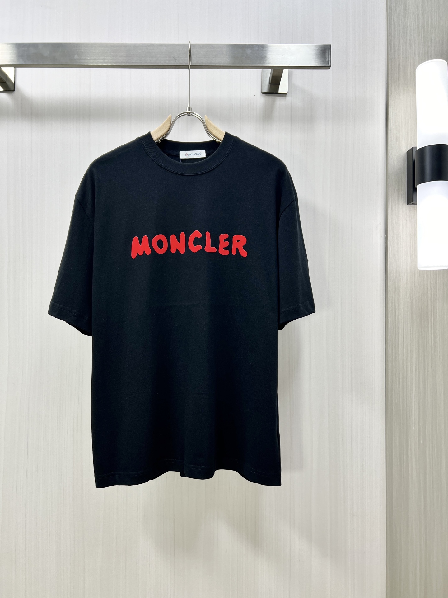 NO:149990,.MONCLER matte new fashionable round neck short sleeve high-end custom versatile style, classic counter element design, more practical, anyone can easily control the fabric, full customization craftsmanship, luxury brand classic brand letter logo design, very high-end those who understand goods must enter!  The style and tailoring are slim styles, which are very exquisite, showing aura and highlighting the exquisiteness of business men. This is the unique feature. The perfect slim fit, and the kk upper body effect is very good!  Counter size 48-54, christian louboutin, Moncler, T-shirt, alexander wang19860909.MONCLER 蒙口 新品时尚圆领短袖高级定制百搭款式 专柜经典元素设计 更有实用感 任何人都可以轻松驾驭 面料全订制工艺 奢华品牌经典品牌字母logo设计,非常显档次懂货的必须入！版型剪裁属于修身款 非常精致,显气场,又会凸显商务男士的精致,这就是独到之处,恰到好处的修身,kk上身效果非常赞！专柜尺码48-54,,christian louboutin,Moncler,T-shirt,alexander wang,Men's clothing