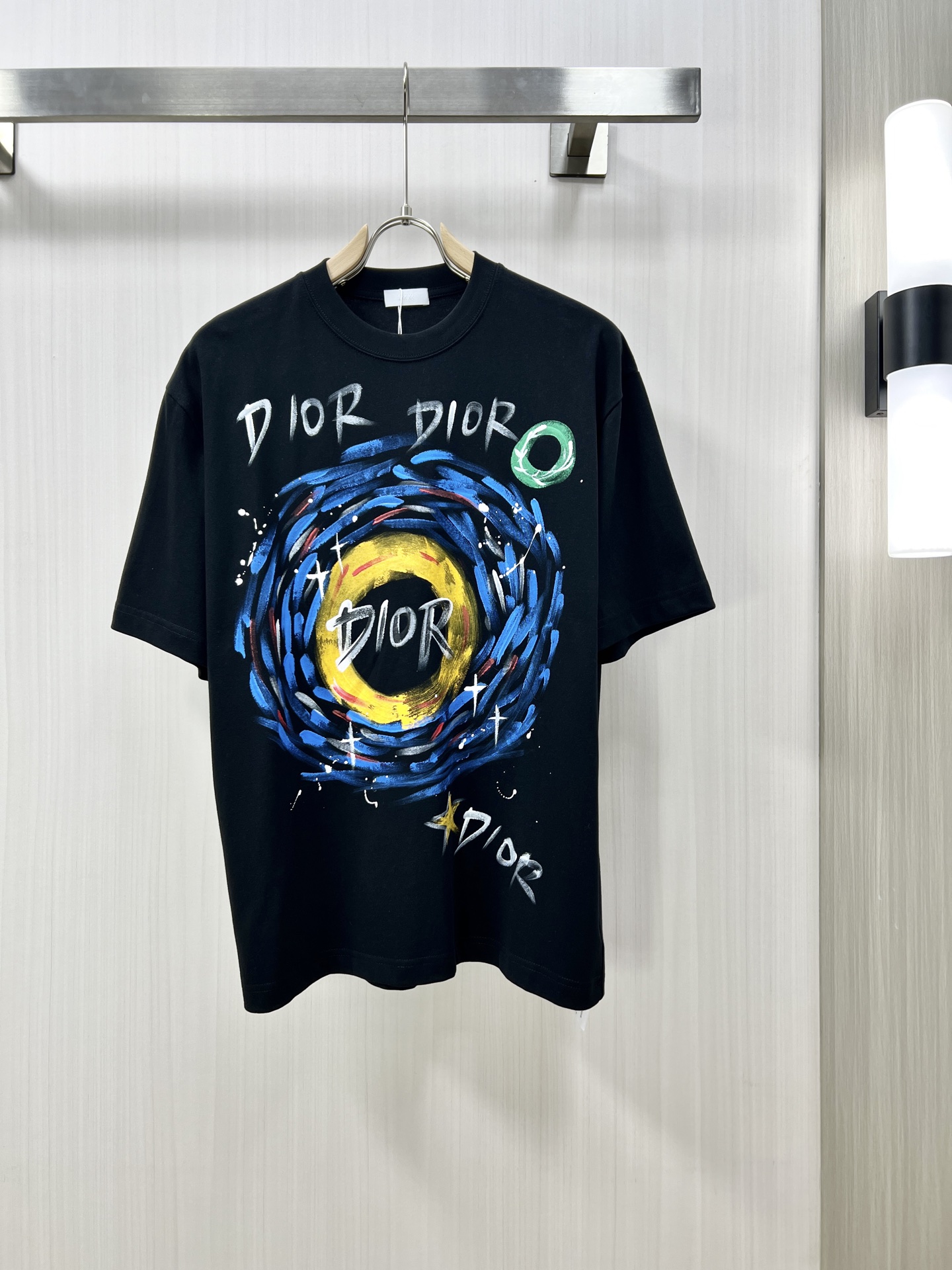 NO:149997,.DIOR New fashion round neck short sleeve high-end custom versatile style, classic counter element design, more practical, anyone can easily control the fabric, full customization craftsmanship, luxury brand classic brand letter logo design, very high-end those who understand goods must enter!  The style and tailoring are slim styles, which are very exquisite, showing aura and highlighting the exquisiteness of business men. This is the unique feature. The perfect slim fit, and the kk upper body effect is very good!  Counter size 48-54,dior,dior,T-shirt,alexander wang19860909.DIOR 迪奥 新品时尚圆领短袖高级定制百搭款式 专柜经典元素设计 更有实用感 任何人都可以轻松驾驭 面料全订制工艺 奢华品牌经典品牌字母logo设计,非常显档次懂货的必须入！版型剪裁属于修身款 非常精致,显气场,又会凸显商务男士的精致,这就是独到之处,恰到好处的修身,kk上身效果非常赞！专柜尺码48-54,,dior,dior,T-shirt,alexander wang,Men's clothing