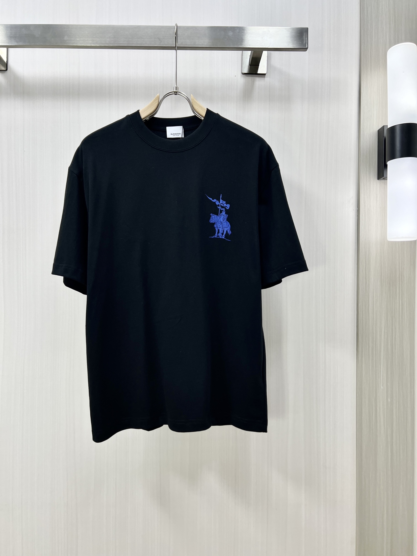 NO:150004,.BURBERRY New fashion round neck short sleeve high-end custom versatile style, classic counter element design, more practical, anyone can easily control the fabric, full customization craftsmanship, luxury brand classic brand letter logo design, very high-end those who understand goods must enter!  The style and tailoring are slim styles, which are very exquisite, showing aura and highlighting the exquisiteness of business men. This is the unique feature. The perfect slim fit, and the kk upper body effect is very good!  Counter size 48-54, burberry, burberry, T-shirt, alexander wang19860909.BURBERRY 巴宝莉 新品时尚圆领短袖高级定制百搭款式 专柜经典元素设计 更有实用感 任何人都可以轻松驾驭 面料全订制工艺 奢华品牌经典品牌字母logo设计,非常显档次懂货的必须入！版型剪裁属于修身款 非常精致,显气场,又会凸显商务男士的精致,这就是独到之处,恰到好处的修身,kk上身效果非常赞！专柜尺码48-54,,burberry,burberry,T-shirt,alexander wang,Men's clothing