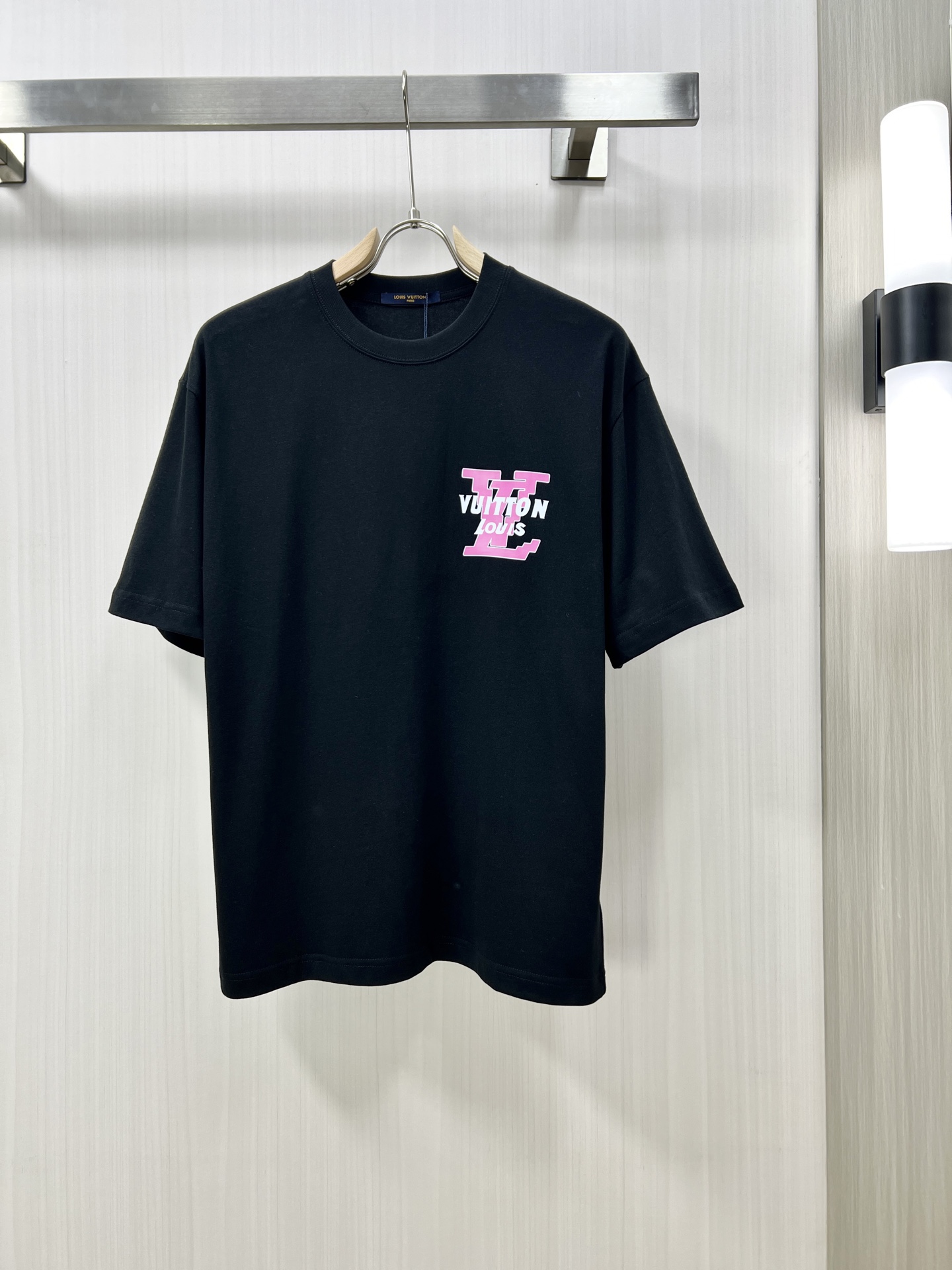 NO:150010,.1v New fashion round neck short sleeve high-end custom versatile style, classic counter element design, more practical, anyone can easily control the fabric, full customization process, luxury brand classic brand letter logo design, very high-end those who understand goods must enter!  The style and tailoring are slim styles, which are very exquisite, showing aura and highlighting the exquisiteness of business men. This is the unique feature. The perfect slim fit, and the kk upper body effect is very good!  Counter size 48-54, T-shirt,alexander wang19860909.1v 新品时尚圆领短袖高级定制百搭款式 专柜经典元素设计 更有实用感 任何人都可以轻松驾驭 面料全订制工艺 奢华品牌经典品牌字母logo设计,非常显档次懂货的必须入！版型剪裁属于修身款 非常精致,显气场,又会凸显商务男士的精致,这就是独到之处,恰到好处的修身,kk上身效果非常赞！专柜尺码48-54,,T-shirt,alexander wang,Men's clothing