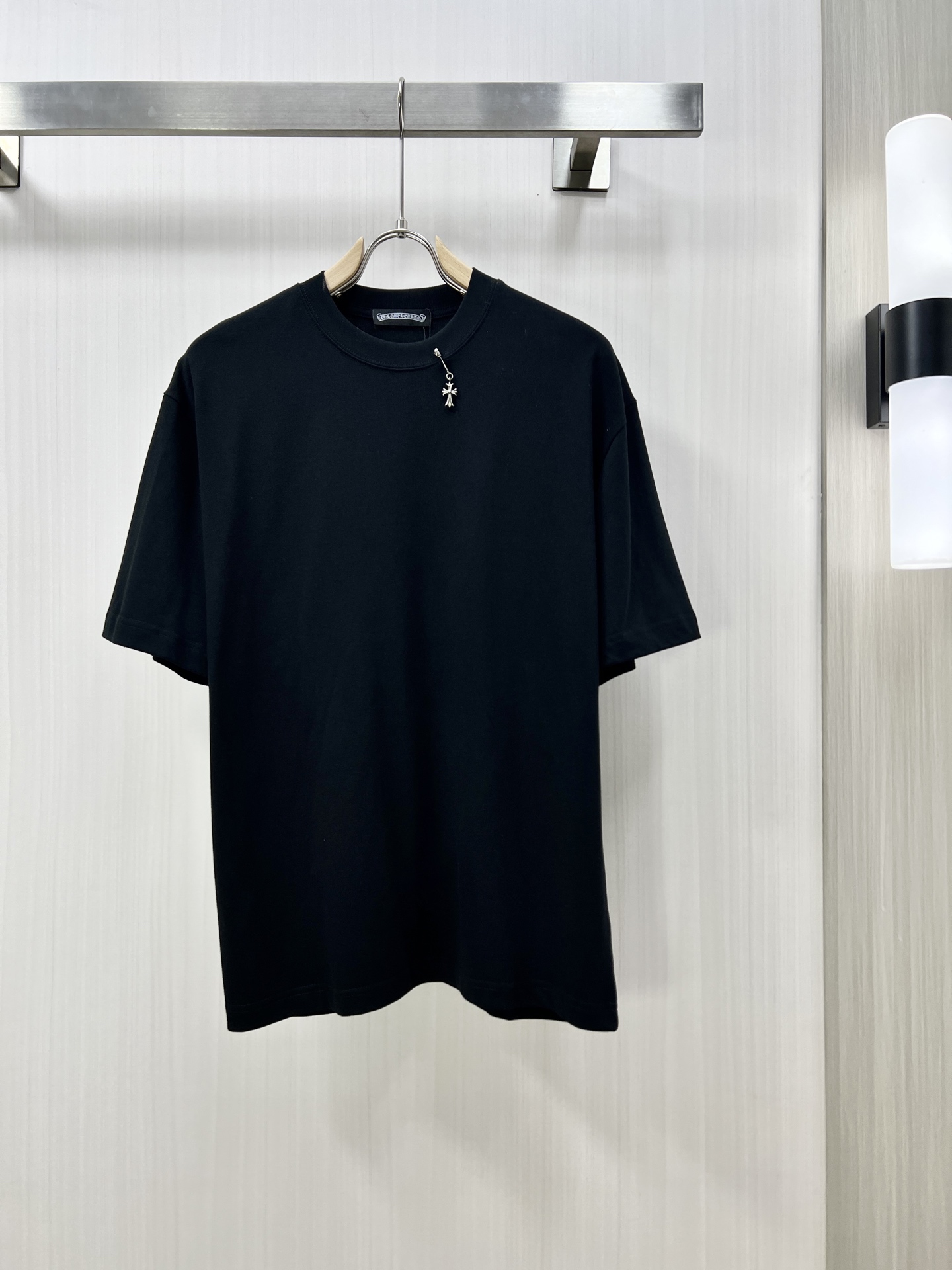 NO:150015,.CHROME HEARTS New fashion round neck short sleeve high-end custom versatile style, classic counter element design, more practical, anyone can easily control the fabric, full customization craftsmanship, luxury brand classic brand letter logo design, very high-end, those who understand goods must enter!  The style and tailoring are slim styles, which are very exquisite, showing aura and highlighting the exquisiteness of business men. This is the unique feature. The perfect slim fit, and the kk upper body effect is very good!  Counter size 48-54, chrome hearts, chrome hearts, T-shirt, alexander wang19860909.CHROME HEARTS 克罗心 新品时尚圆领短袖高级定制百搭款式 专柜经典元素设计 更有实用感 任何人都可以轻松驾驭 面料全订制工艺 奢华品牌经典品牌字母logo设计,非常显档次懂货的必须入！版型剪裁属于修身款 非常精致,显气场,又会凸显商务男士的精致,这就是独到之处,恰到好处的修身,kk上身效果非常赞！专柜尺码48-54,,chrome hearts,chrome hearts,T-shirt,alexander wang,Men's clothing