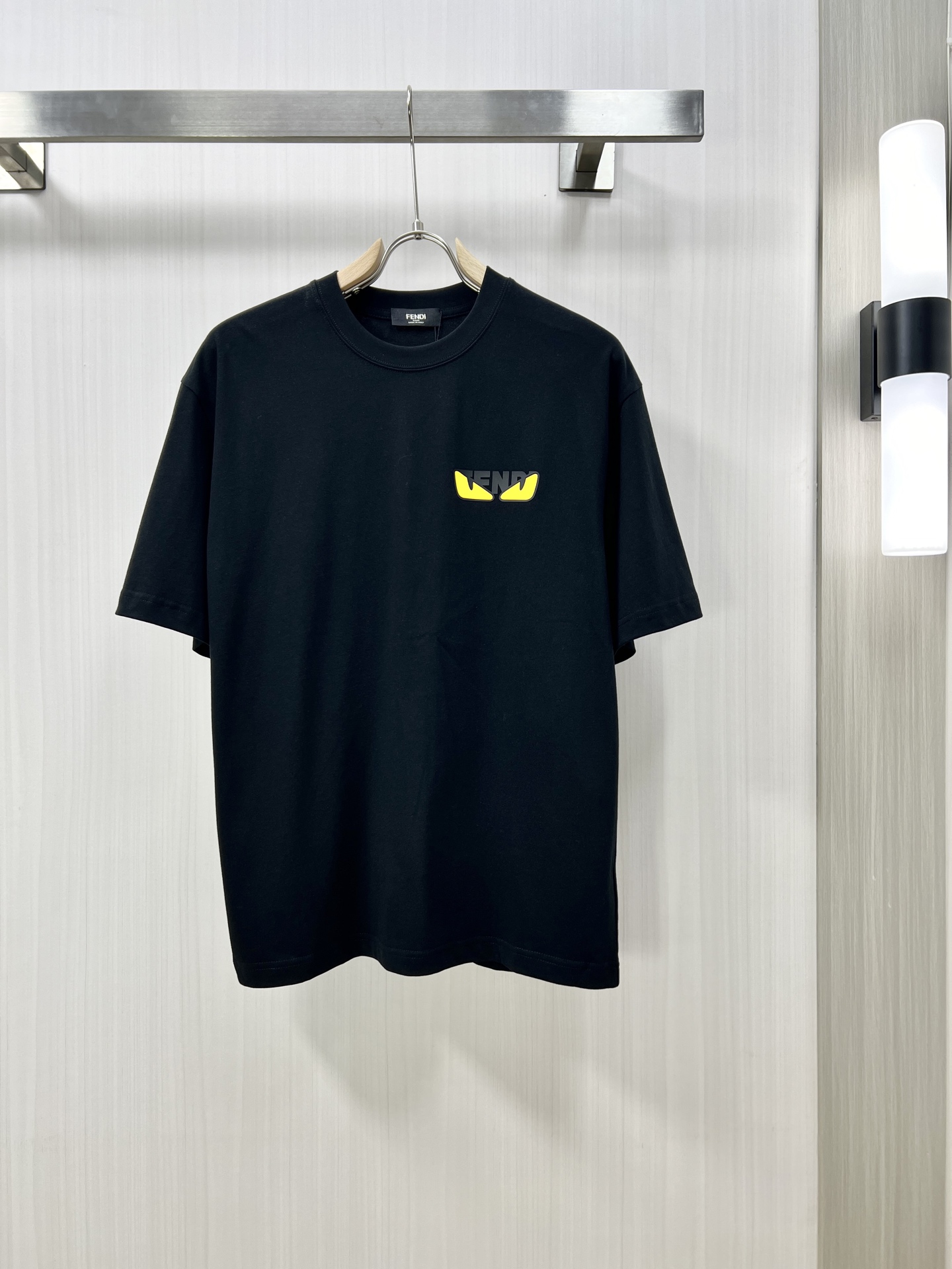 NO:150018,.FENDI FENDI New fashion round neck short sleeve high-end custom versatile style, classic counter element design, more practical, anyone can easily control the fabric, full customization process, luxury brand classic brand letter logo design, very high-end those who understand goods must enter!  The style and tailoring are slim styles, which are very exquisite, showing aura and highlighting the exquisiteness of business men. This is the unique feature. The perfect slim fit, and the kk upper body effect is very good!  Counter size 48-54, fendi, fendi, T-shirt, alexander wang19860909.FENDI 芬迪 新品时尚圆领短袖高级定制百搭款式 专柜经典元素设计 更有实用感 任何人都可以轻松驾驭 面料全订制工艺 奢华品牌经典品牌字母logo设计,非常显档次懂货的必须入！版型剪裁属于修身款 非常精致,显气场,又会凸显商务男士的精致,这就是独到之处,恰到好处的修身,kk上身效果非常赞！专柜尺码48-54,,fendi,fendi,T-shirt,alexander wang,Men's clothing