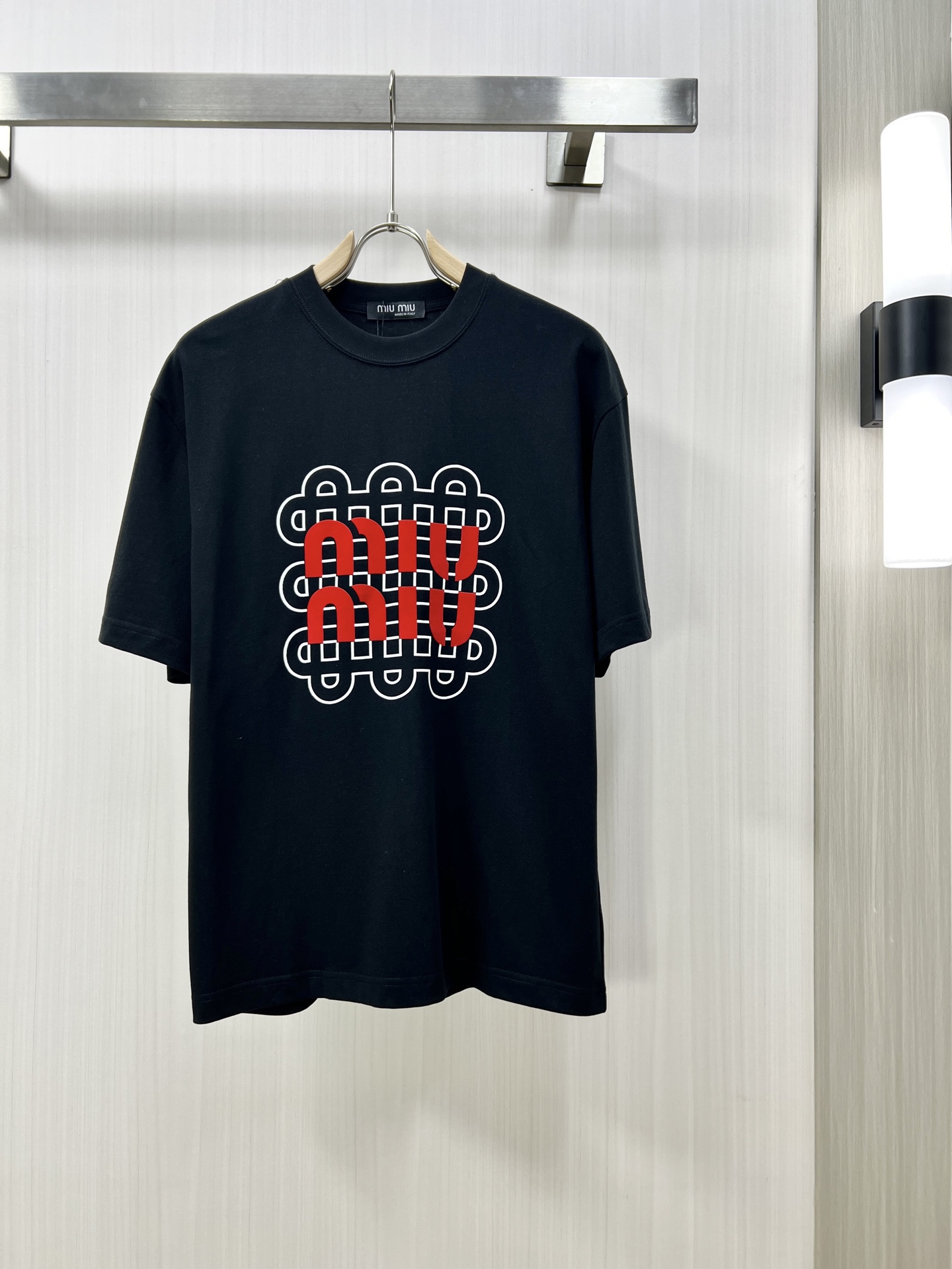 NO:149978,.MIUMIU New fashion round neck short sleeve high-end custom versatile style, classic counter element design, more practical, anyone can easily control the fabric, full customization process, luxury brand classic brand letter logo design, very high-end those who understand goods must enter!  The style and tailoring are slim styles, which are very exquisite, showing aura and highlighting the exquisiteness of business men. This is the unique feature. The perfect slim fit, and the kk upper body effect is very good!  Counter size 48-54, miumiu, T-shirt, alexander wang19860909.MIUMIU 新品时尚圆领短袖高级定制百搭款式 专柜经典元素设计 更有实用感 任何人都可以轻松驾驭 面料全订制工艺 奢华品牌经典品牌字母logo设计,非常显档次懂货的必须入！版型剪裁属于修身款 非常精致,显气场,又会凸显商务男士的精致,这就是独到之处,恰到好处的修身,kk上身效果非常赞！专柜尺码48-54,,miumiu,T-shirt,alexander wang,Men's clothing